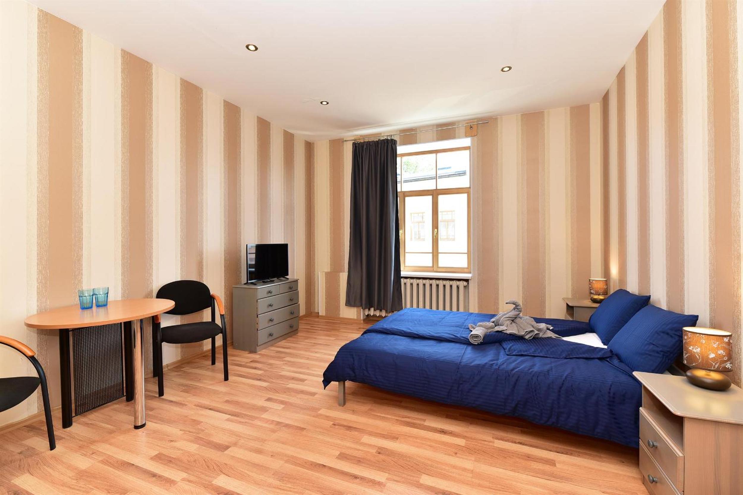 Queen Room With Shared Bathroom