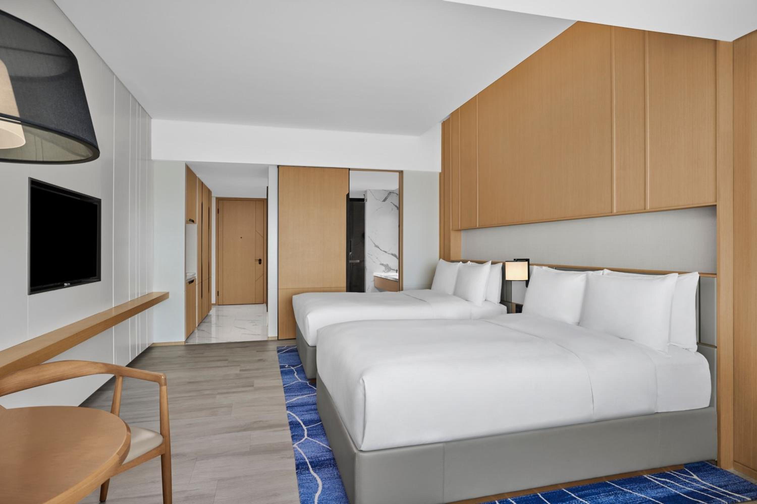 Deluxe Two Double Beds Room with City Views - Photo 4