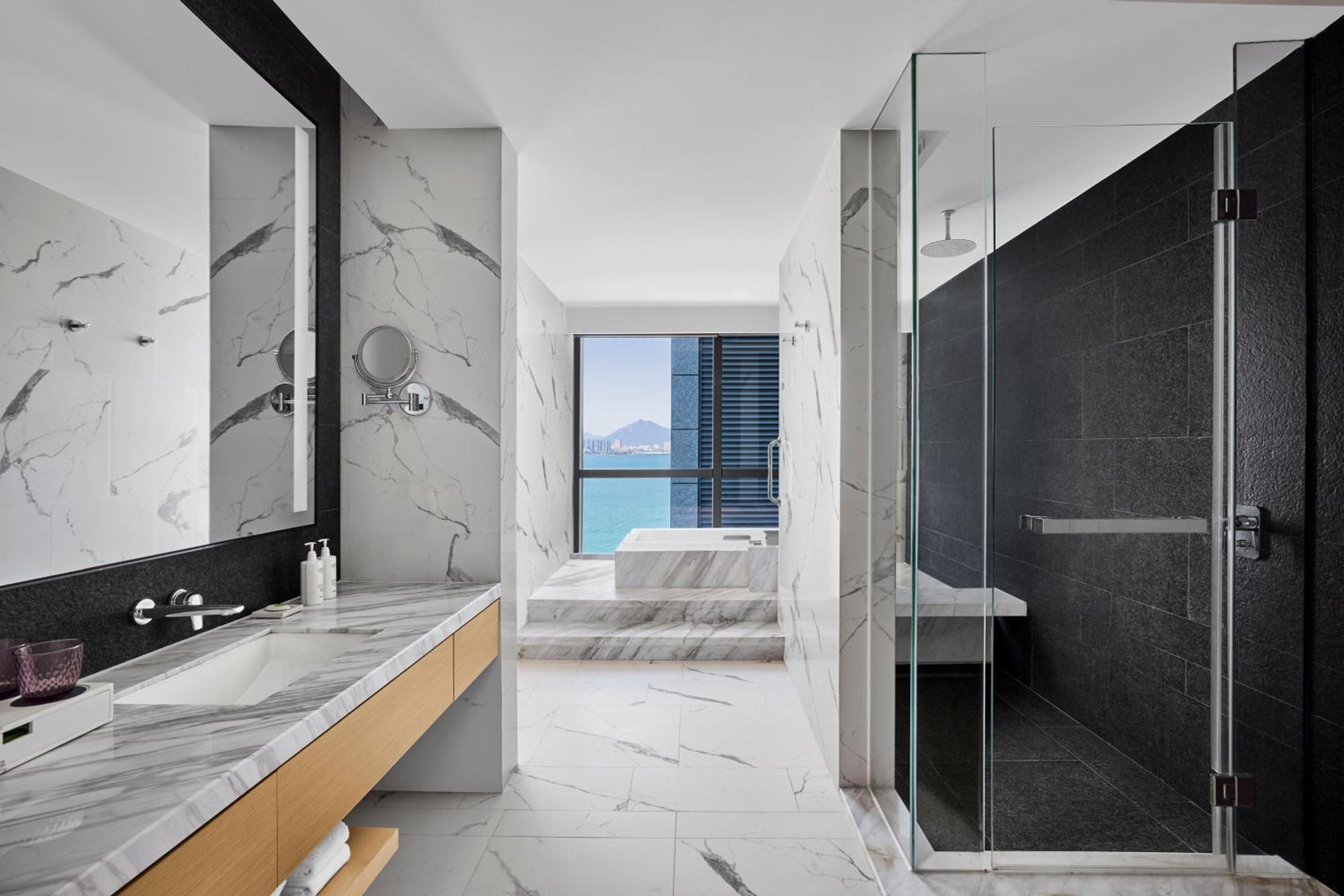 Executive Premier King Bed Room with Sea Views - Photo 4