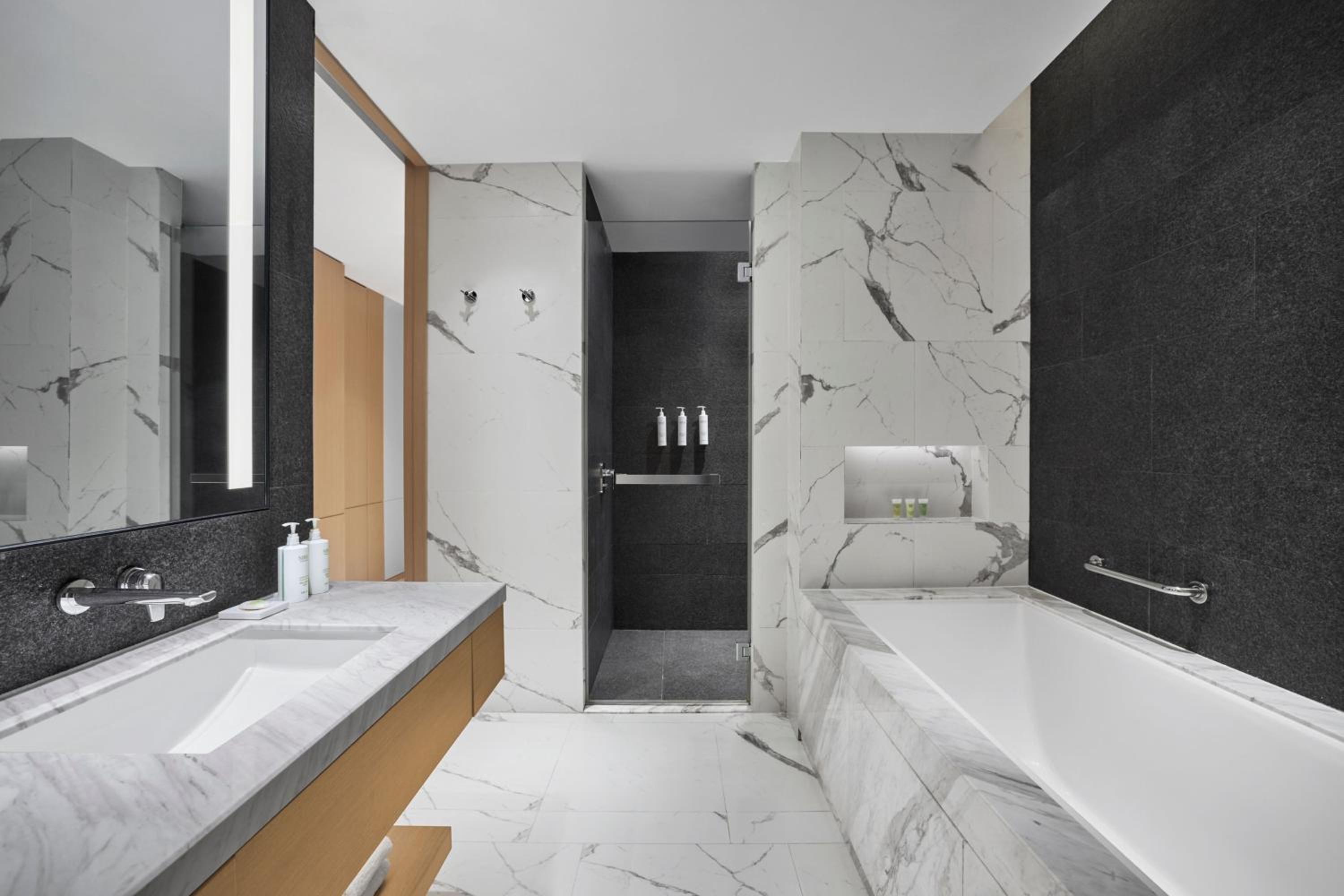 Executive King Bed Room with Sea Views - Photo 6