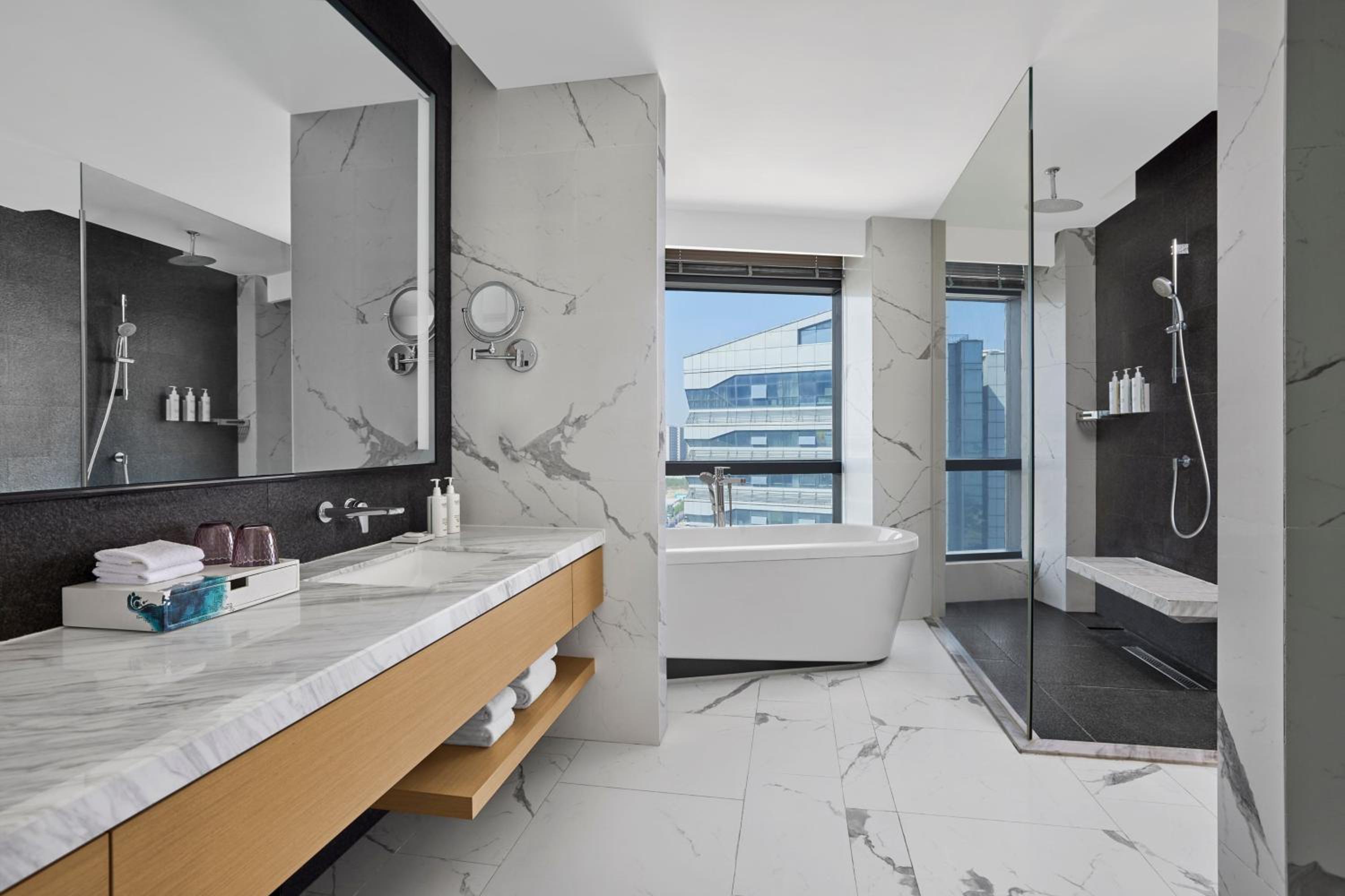 Executive Premier King Bed Room with City Views - Photo 5