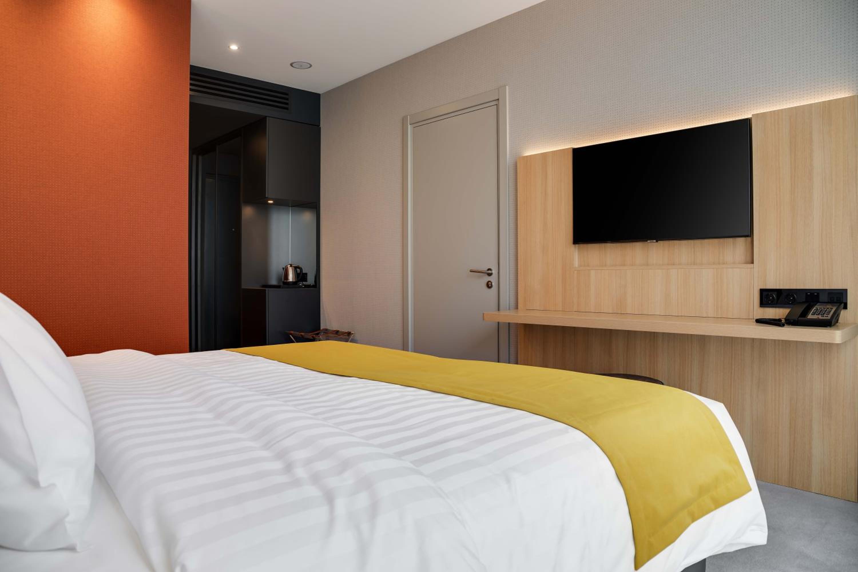 Deluxe King Room - Photo 23