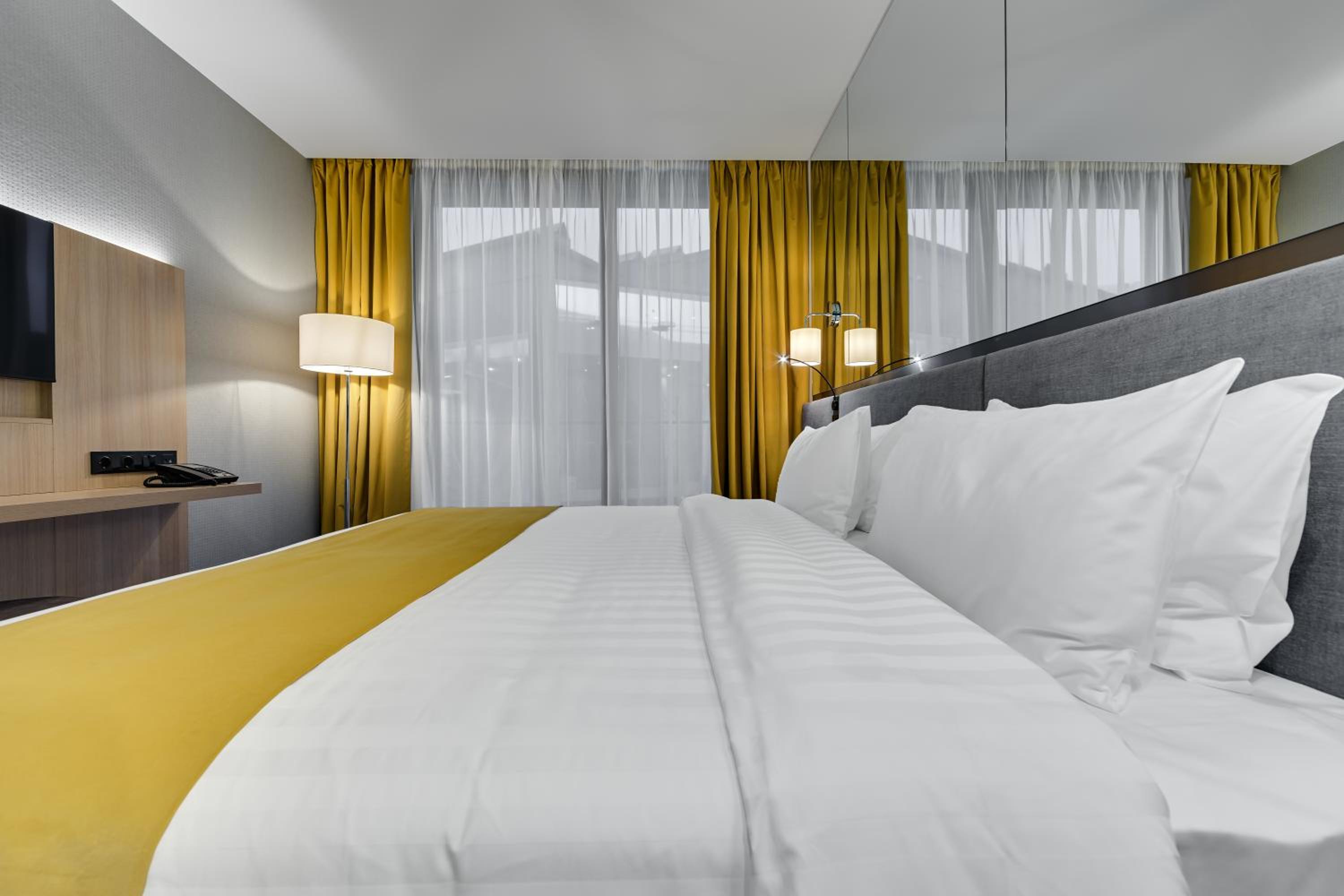Deluxe King Room - Photo 9