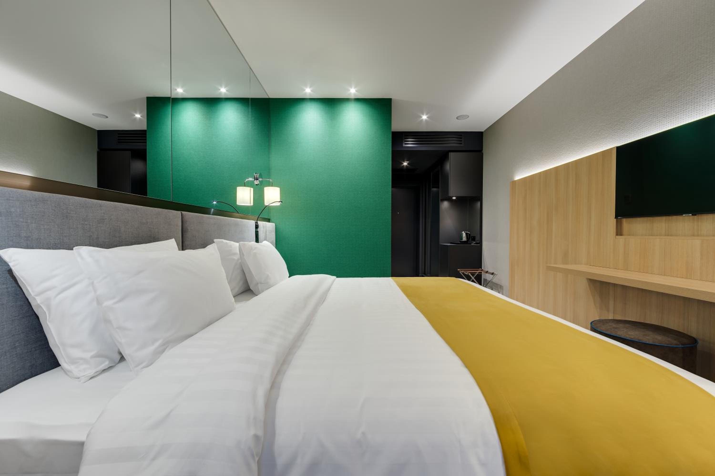 Deluxe King Room - Photo 19