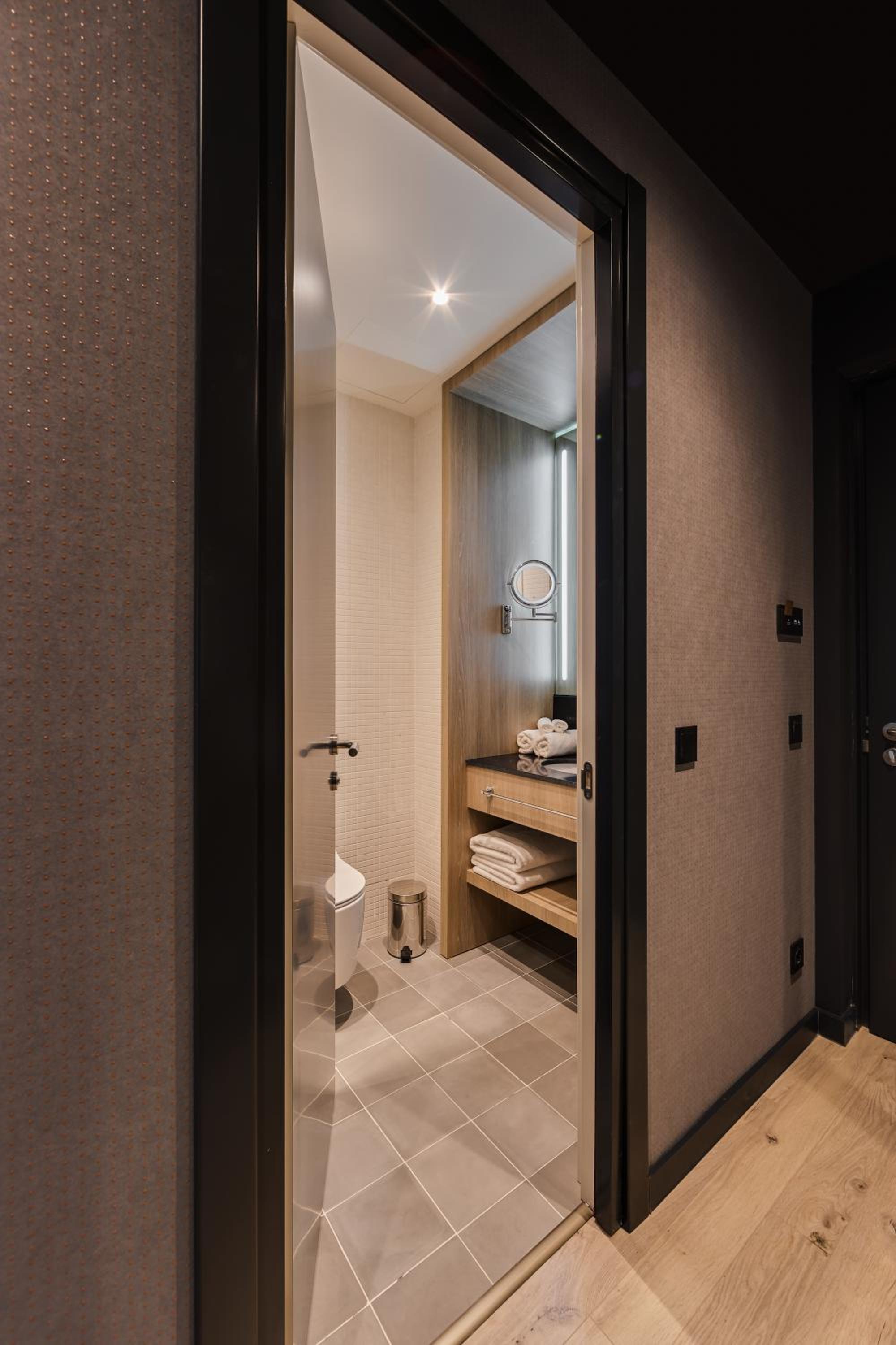 Deluxe King Room - Photo 29