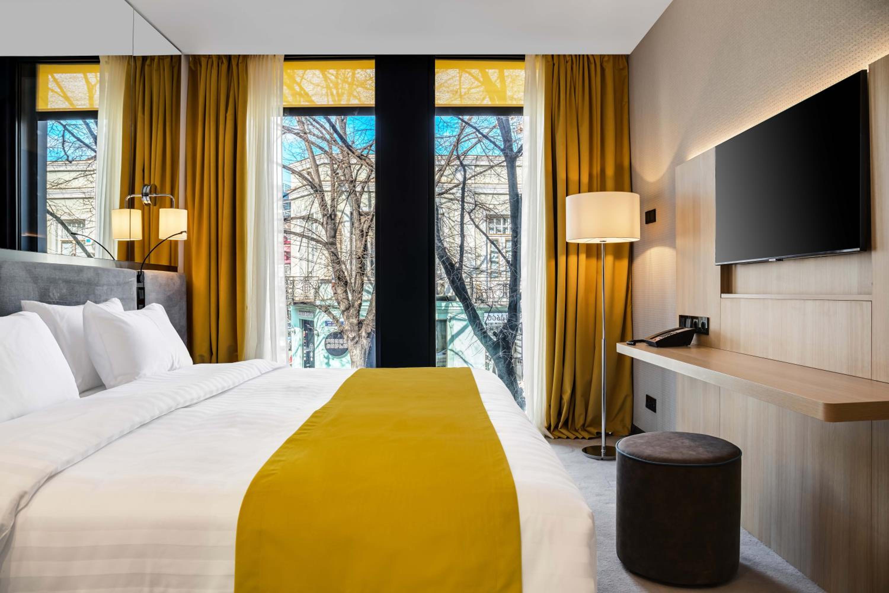 Deluxe King Room - Photo 16