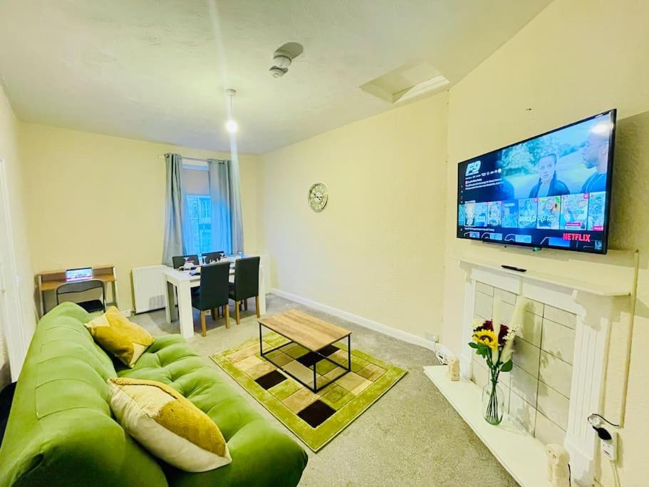 One-Bedroom Apartment photo 1