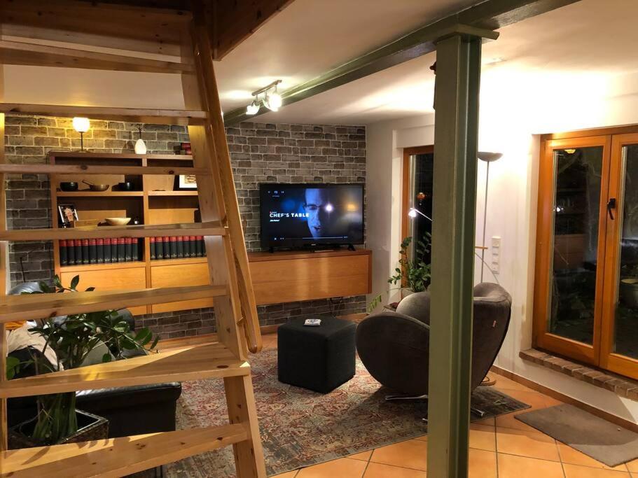 Five-Bedroom House photo 1