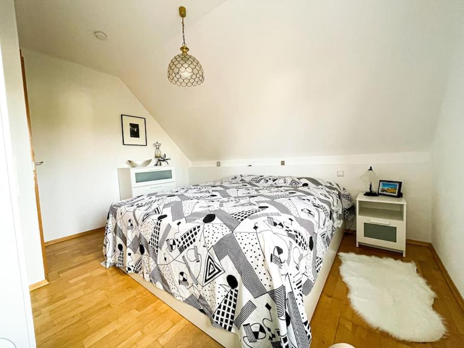 Five-Bedroom House photo 3