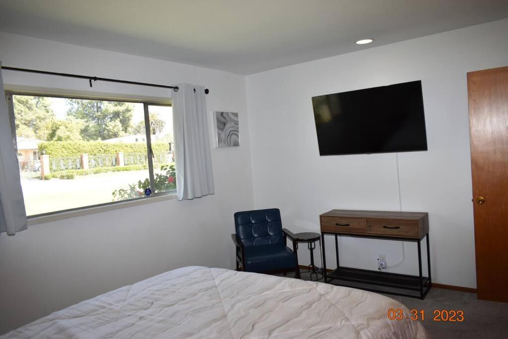 Three-Bedroom House photo 3