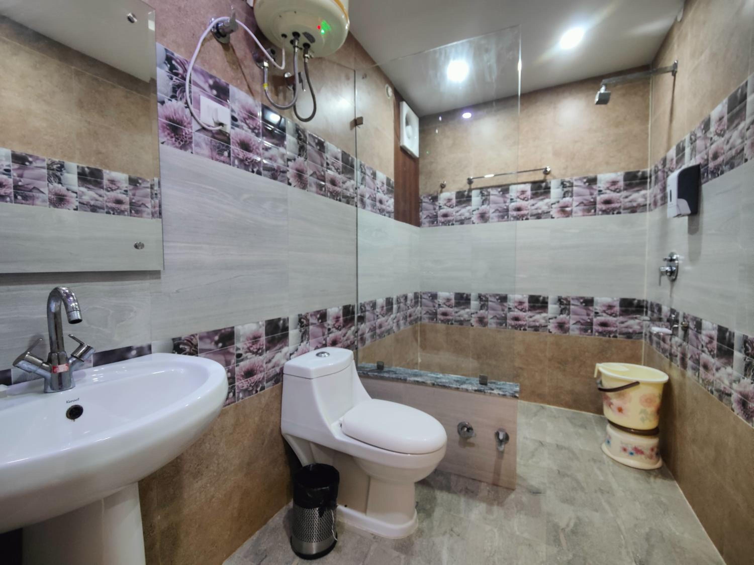 Queen Room photo 2