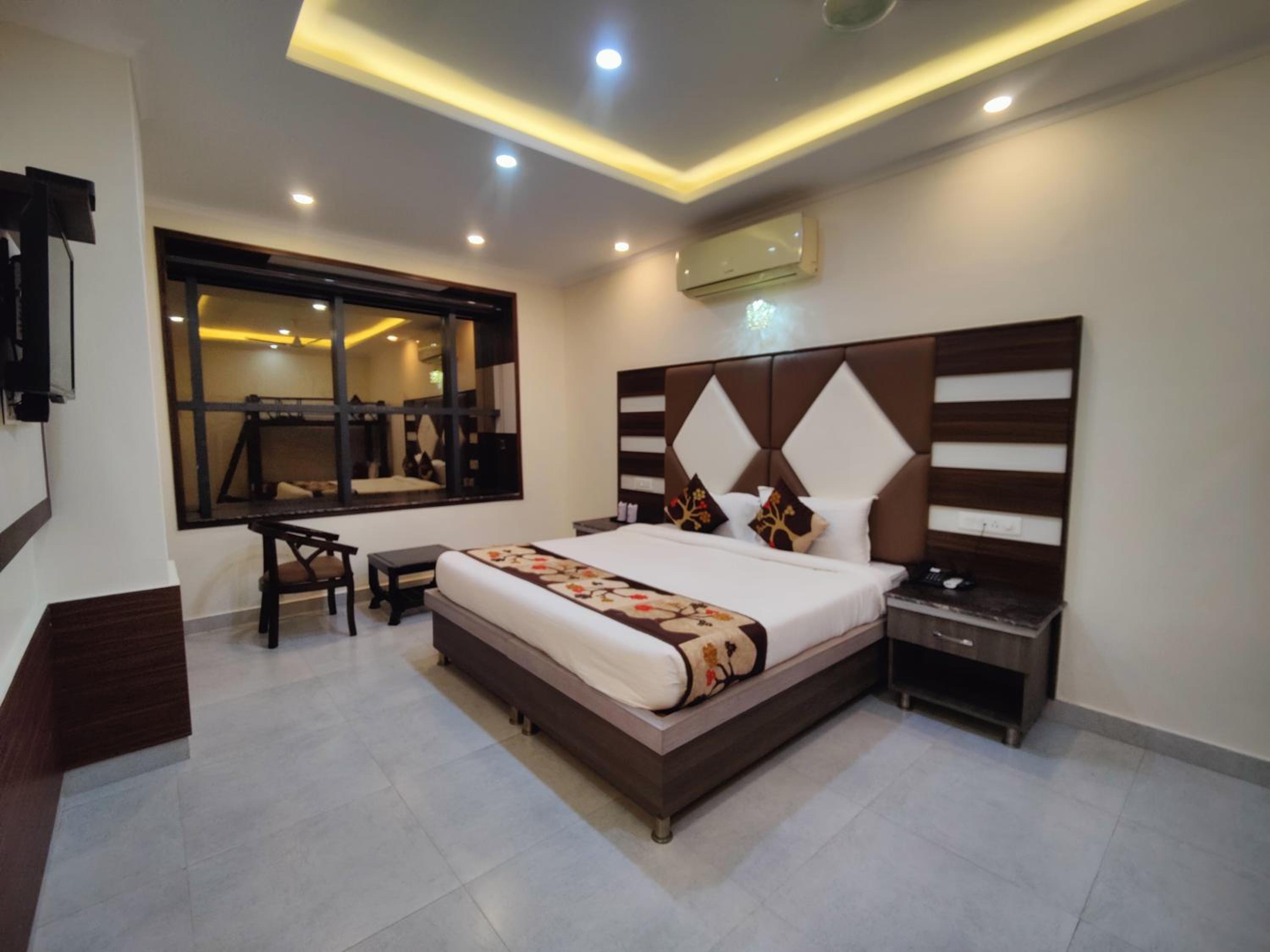 Queen Room photo 1
