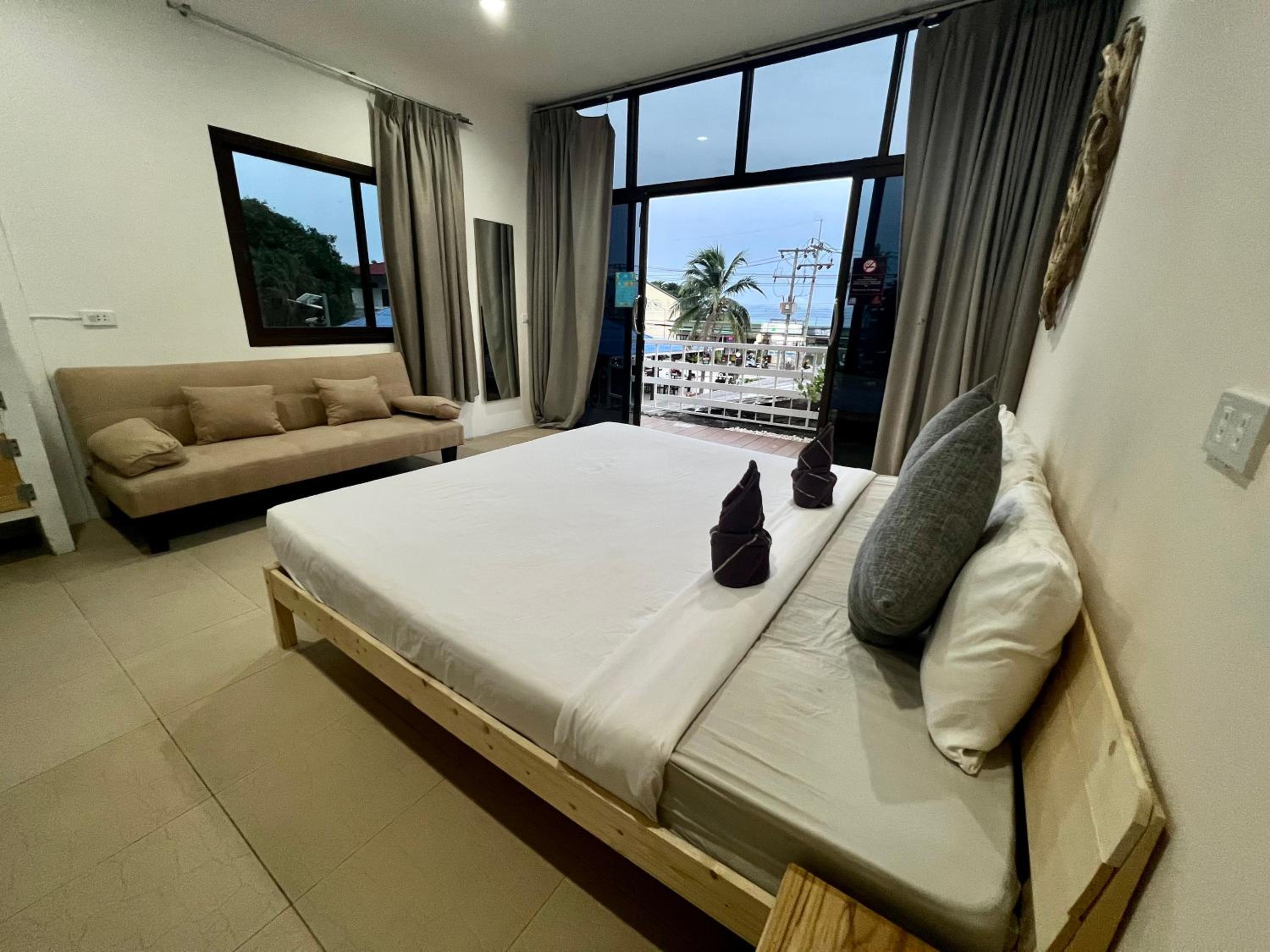Deluxe Double Room with Balcony photo 2