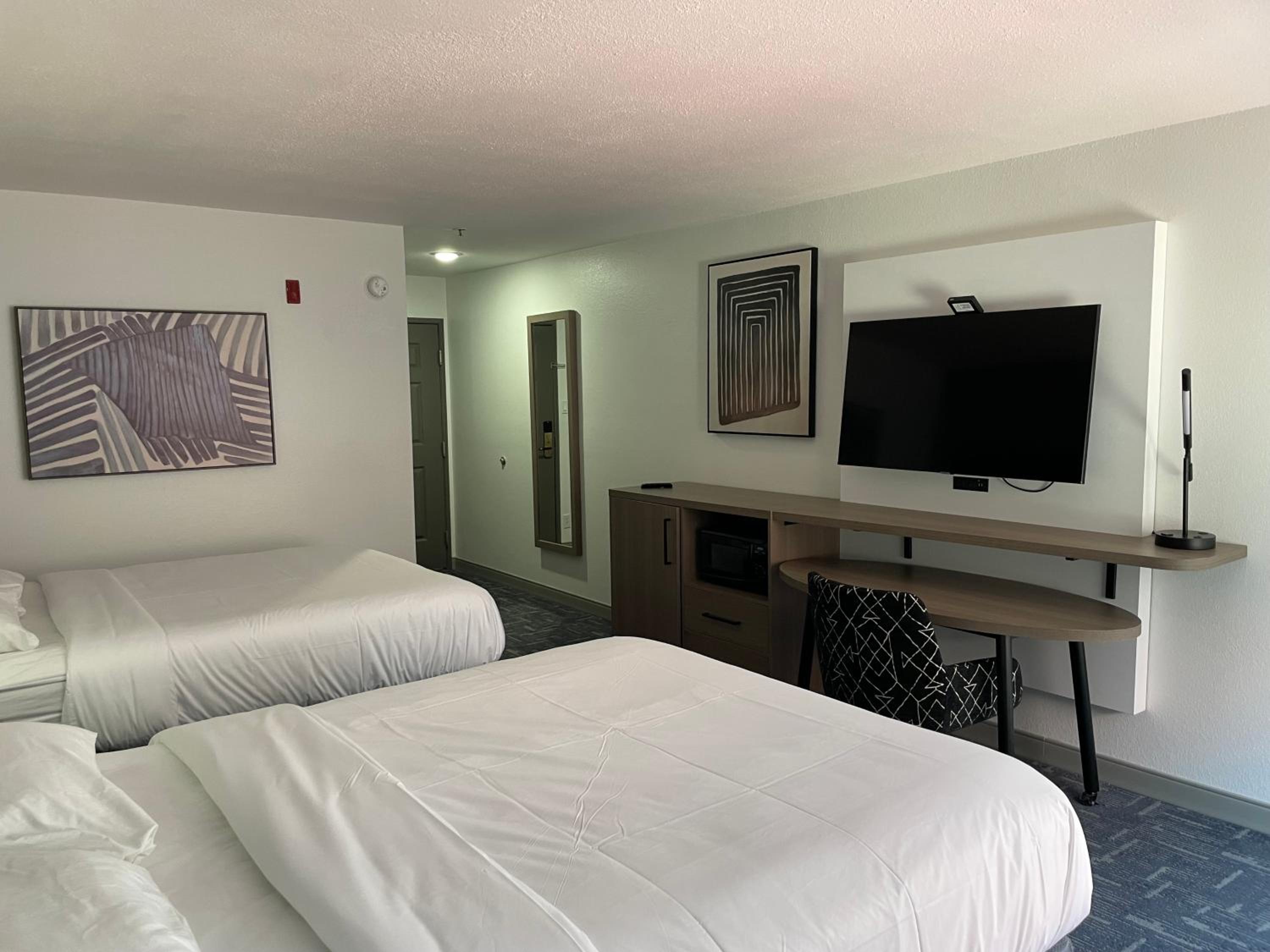 Double Room with Two Double Beds and Bath Tub - Disability Access/Non-Smoking - Photo 2
