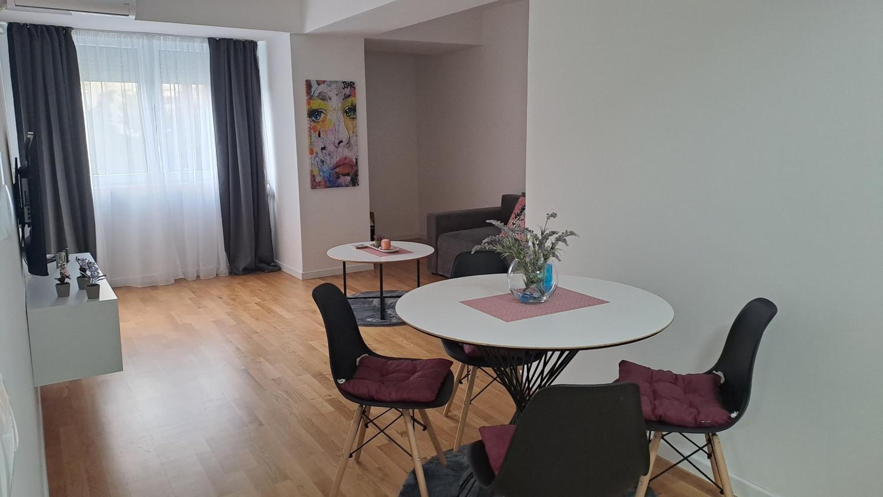 One-Bedroom Apartment photo 1