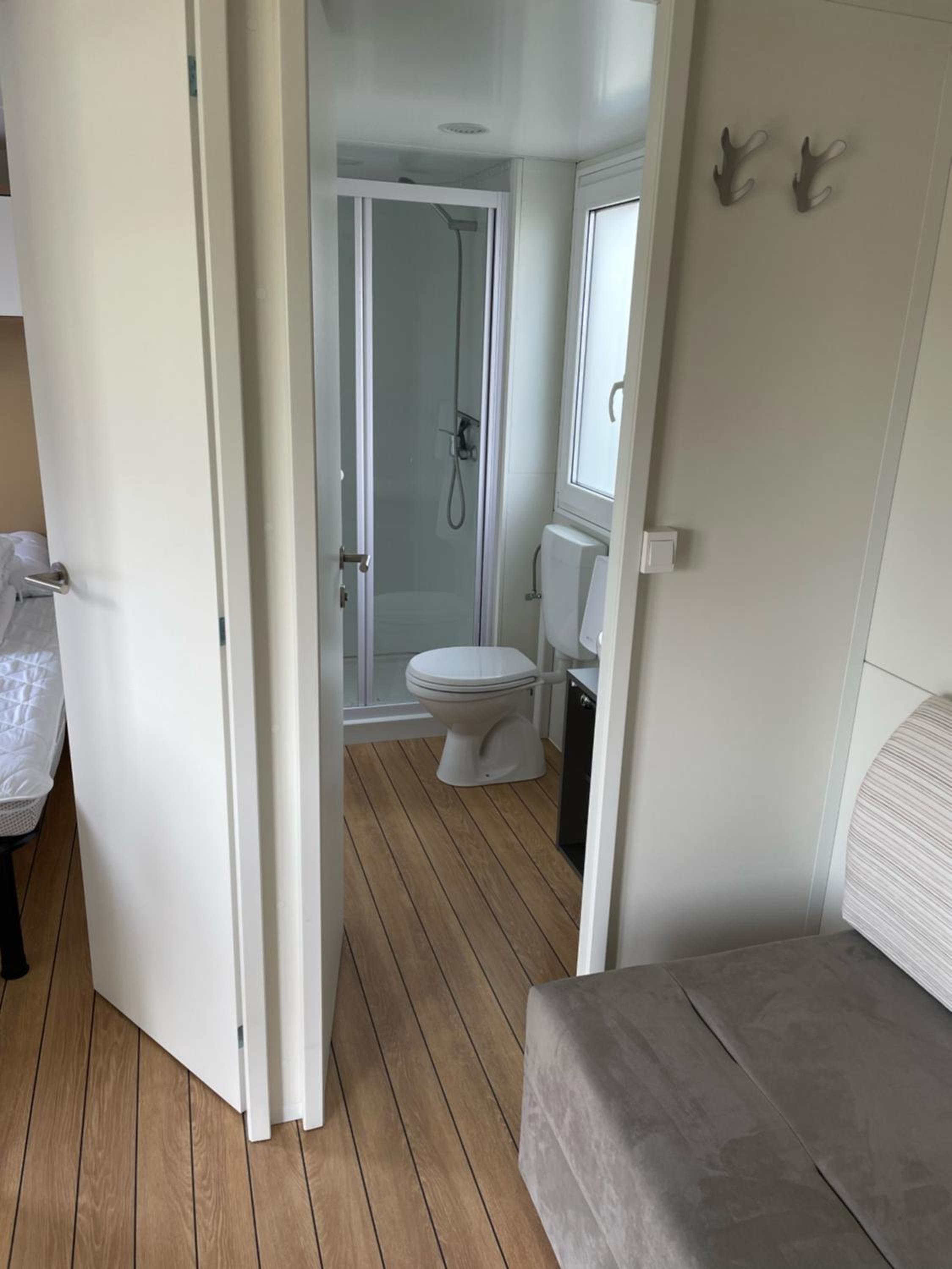 Mobile Home photo 3
