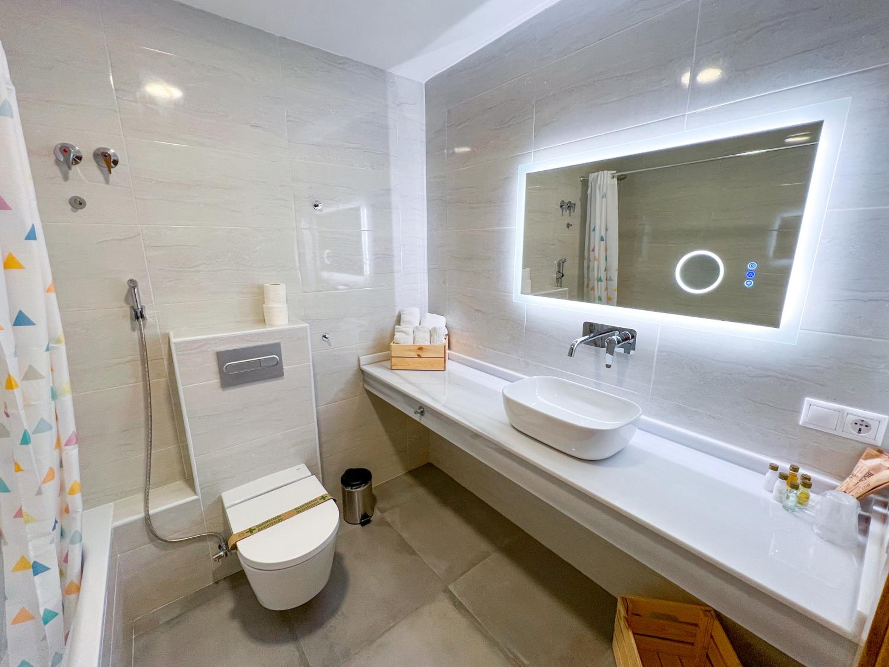 Deluxe Double Room with Bath - Photo 3