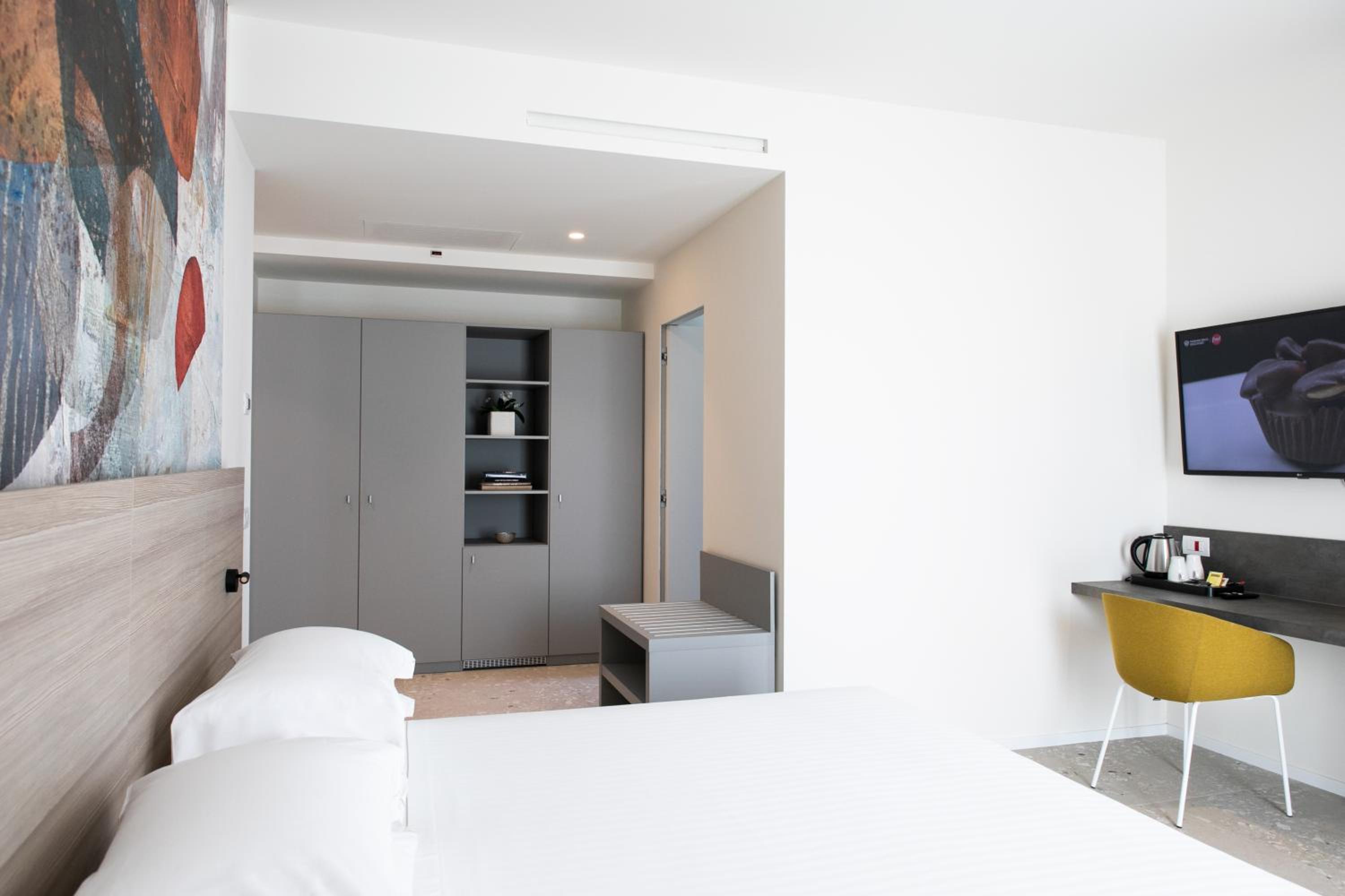 Deluxe Suite with Spa Bath photo 2