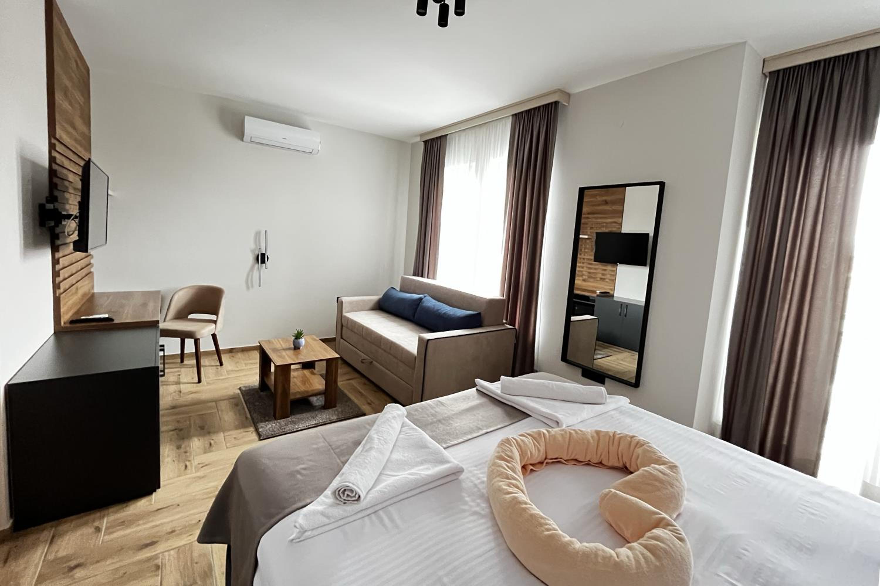 Deluxe Double Room (2 Adults + 1 Child)