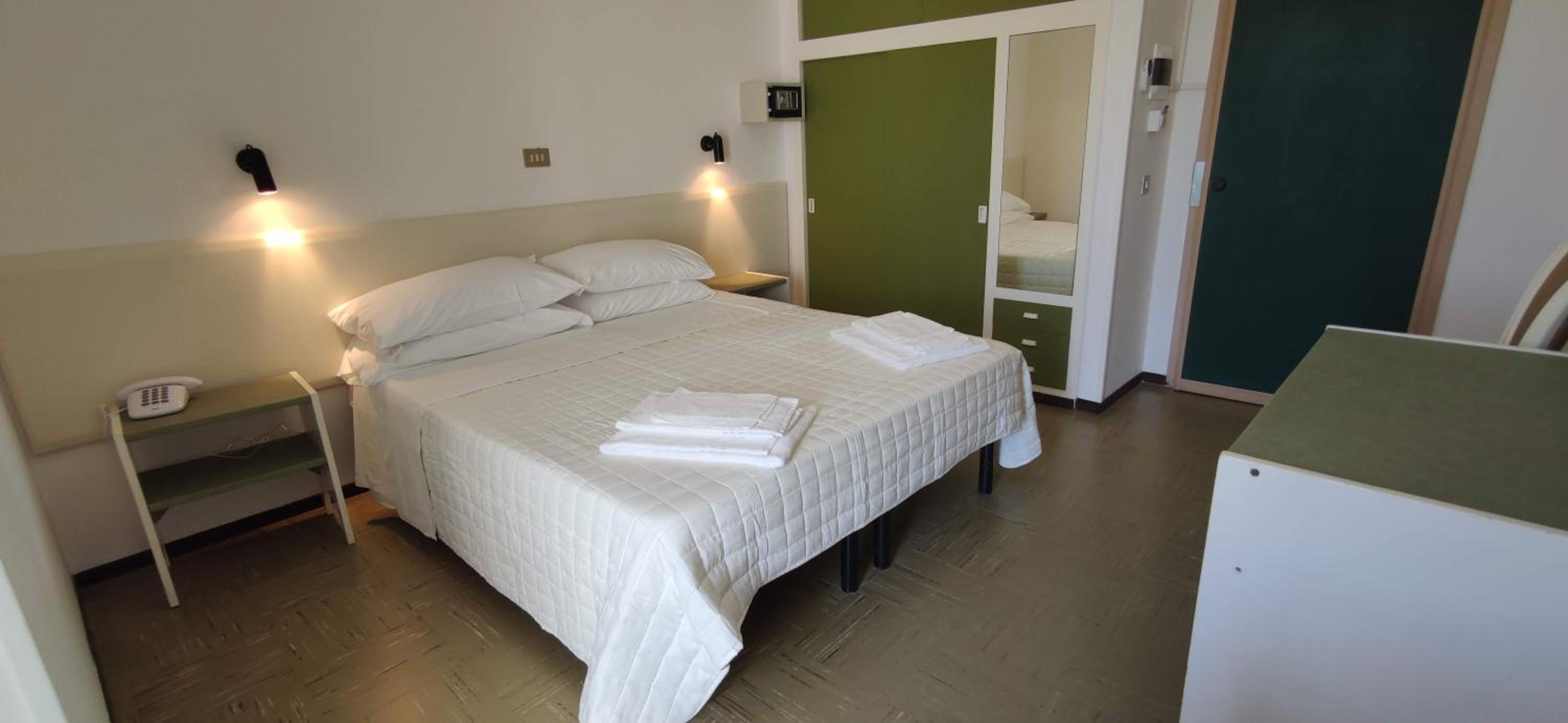 Double Room with Balcony and  Side Sea View photo 3