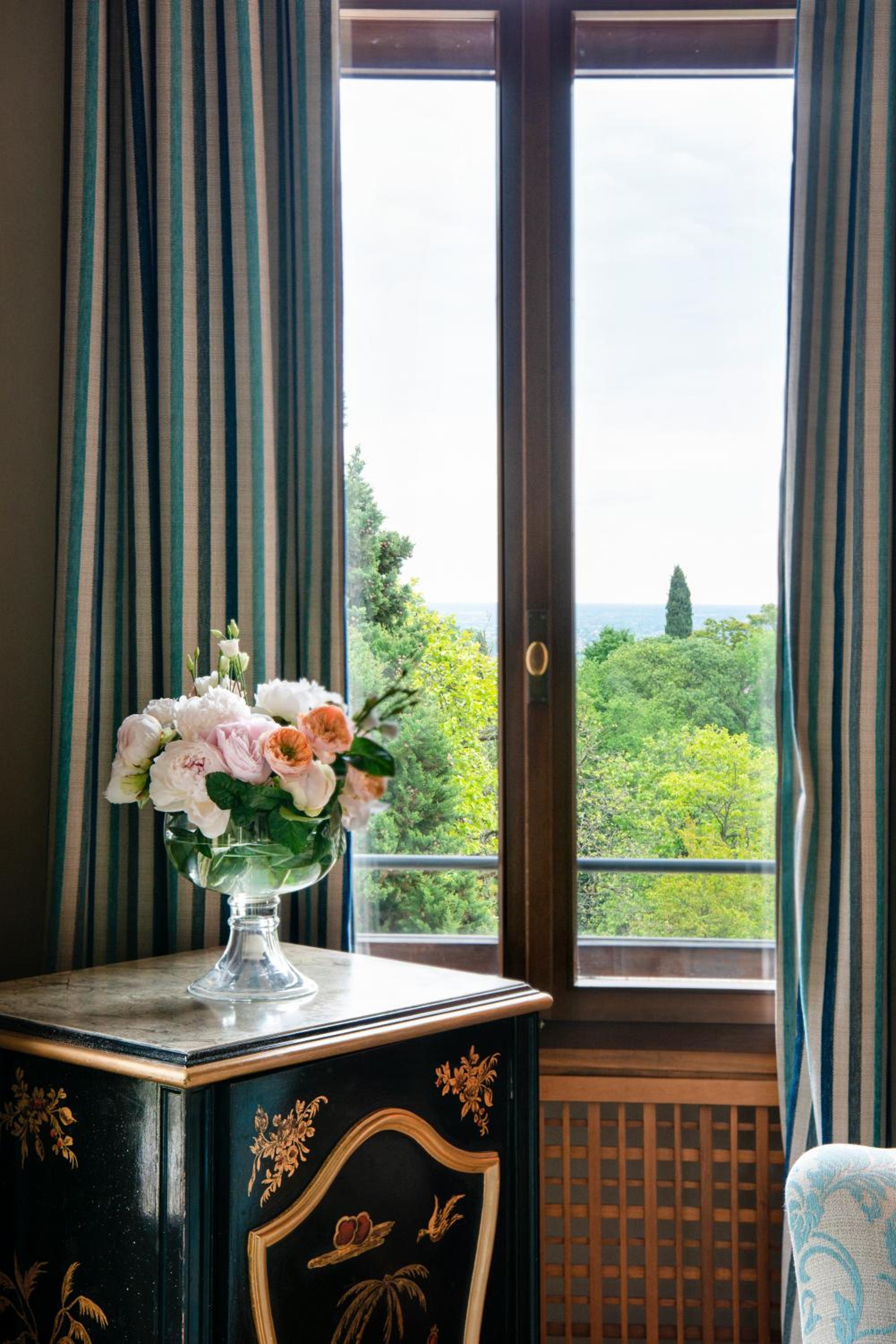 Junior Suite with Garden View thumbnail 5