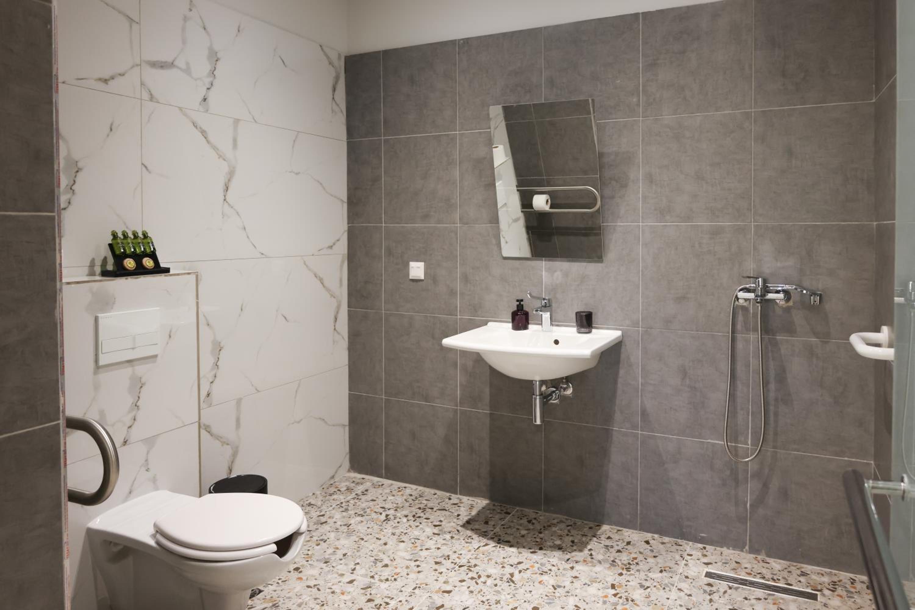 King Room with Roll-In Shower - Disability Access photo 2
