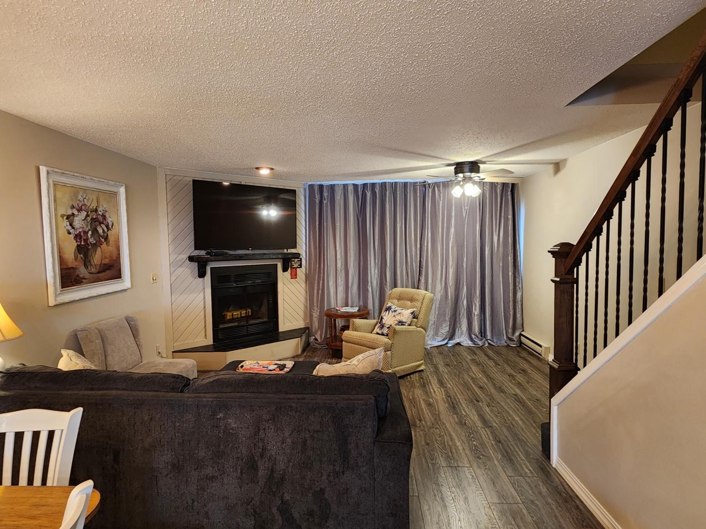 Family Room with Lake View photo 1