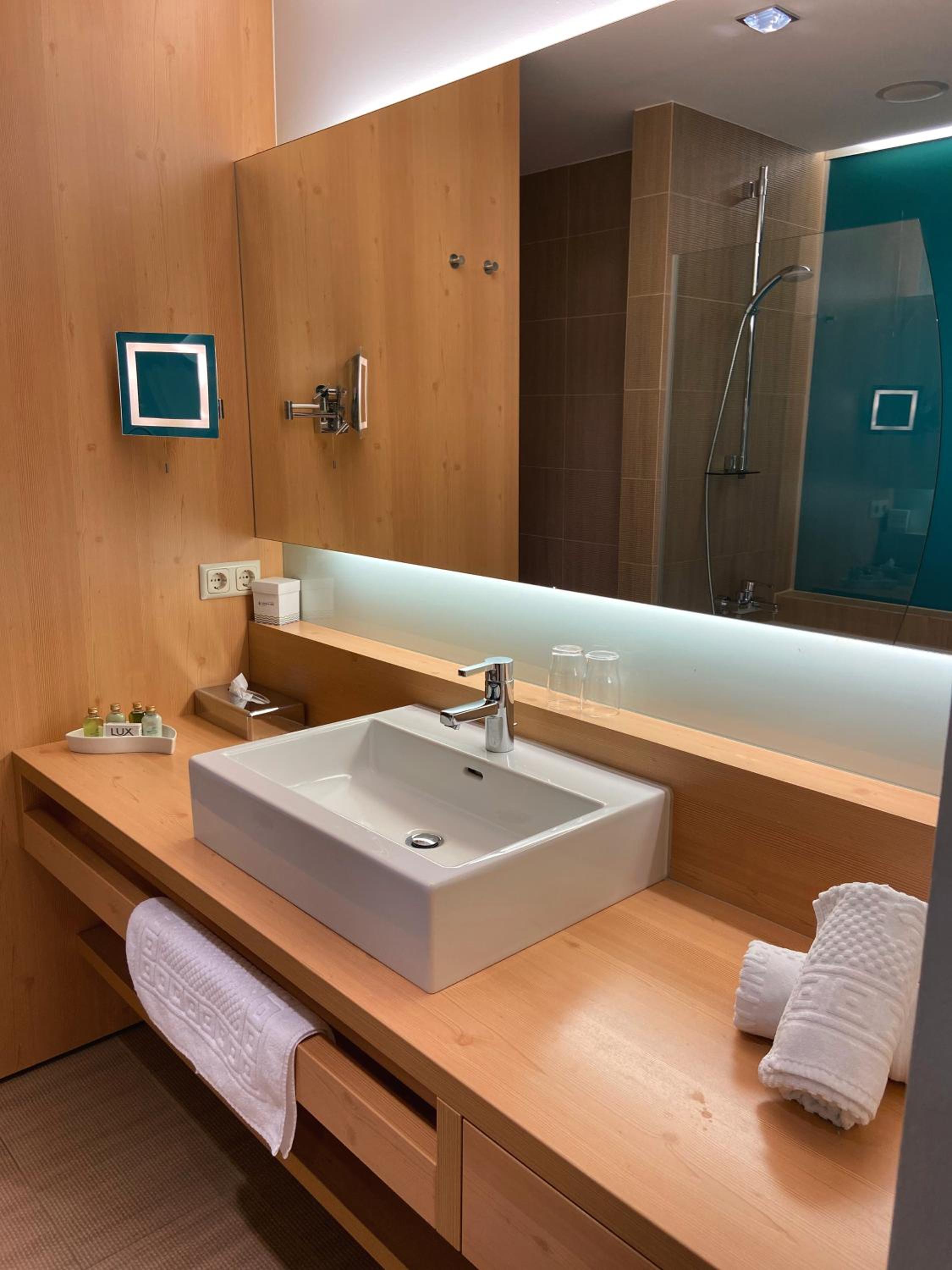 Deluxe Double Room with Balcony - Photo 3