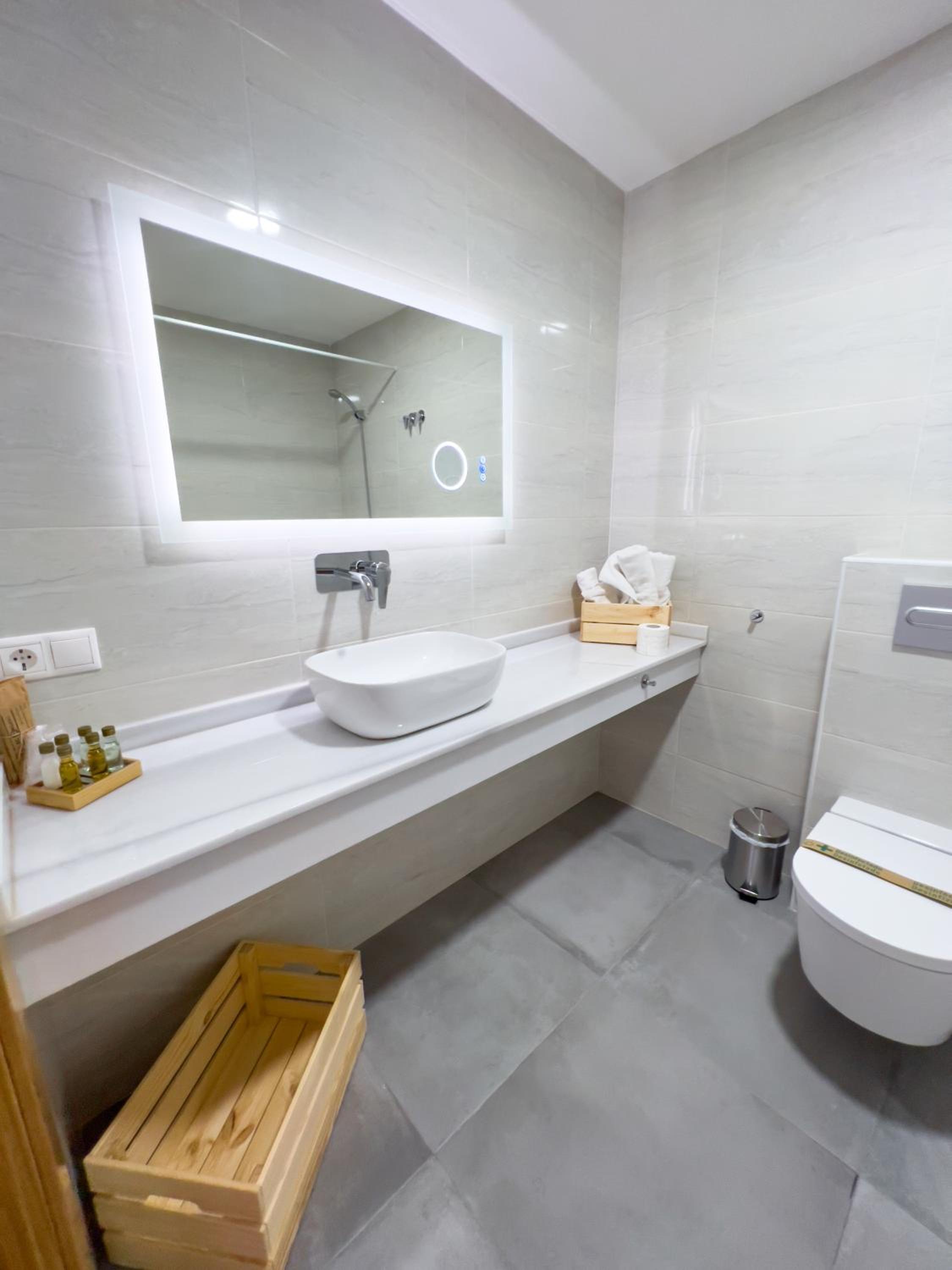Deluxe Double Room with Bath - Photo 4