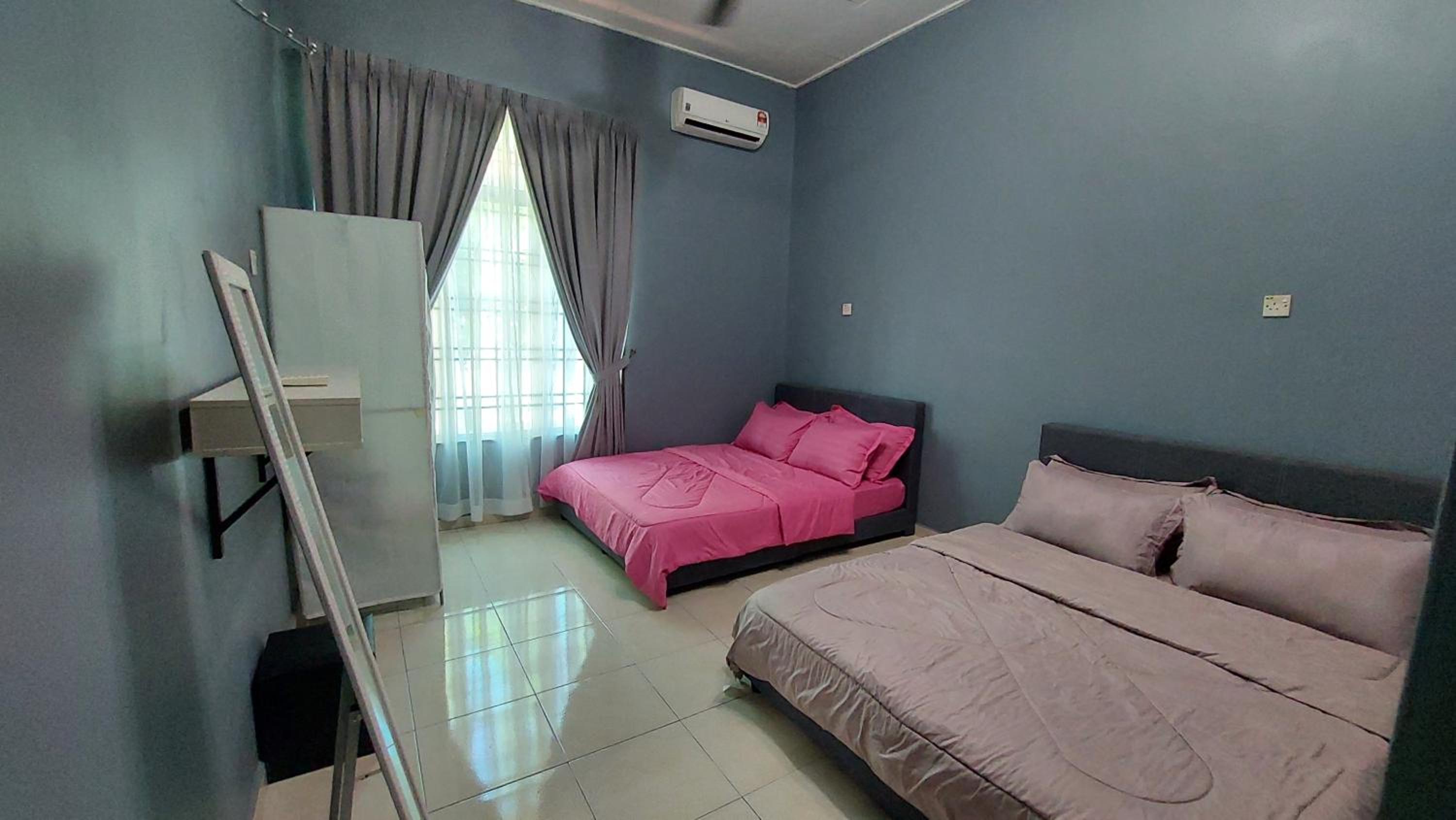 Three-Bedroom House photo 3