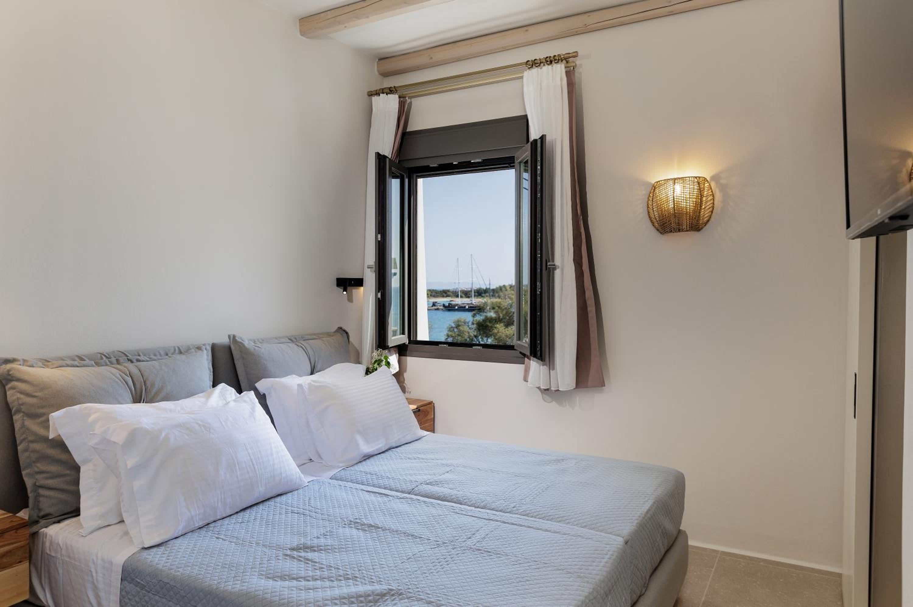 Deluxe Double Room with Side Sea View