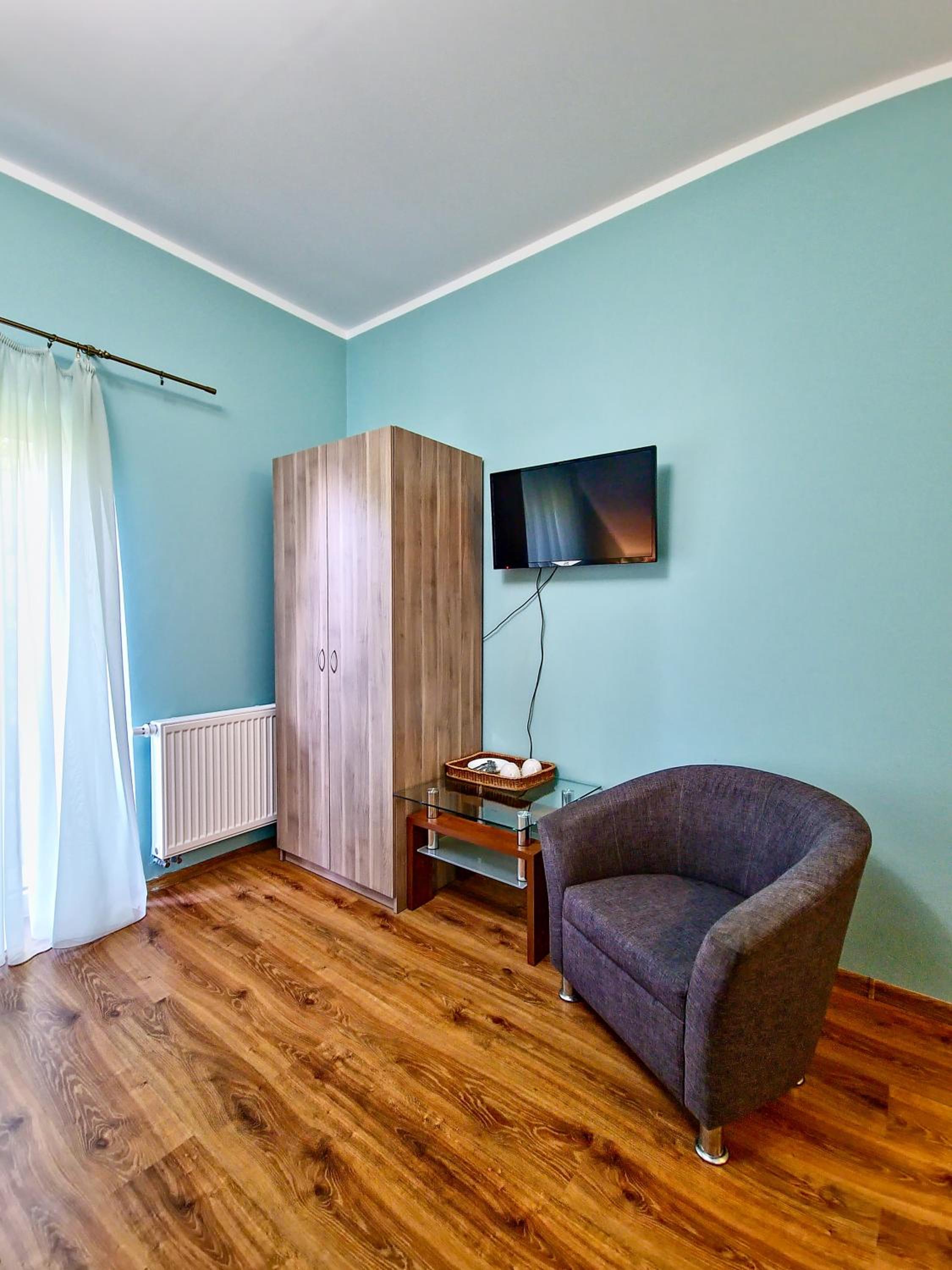 Twin Room with Lake View - Photo 4