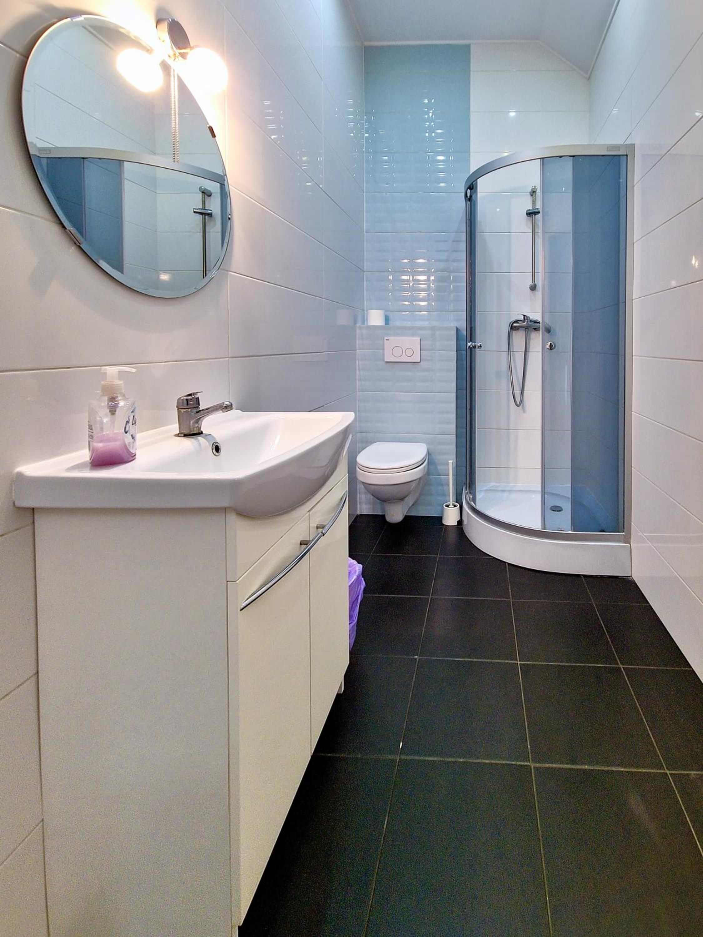 Twin Room with Lake View - Photo 3
