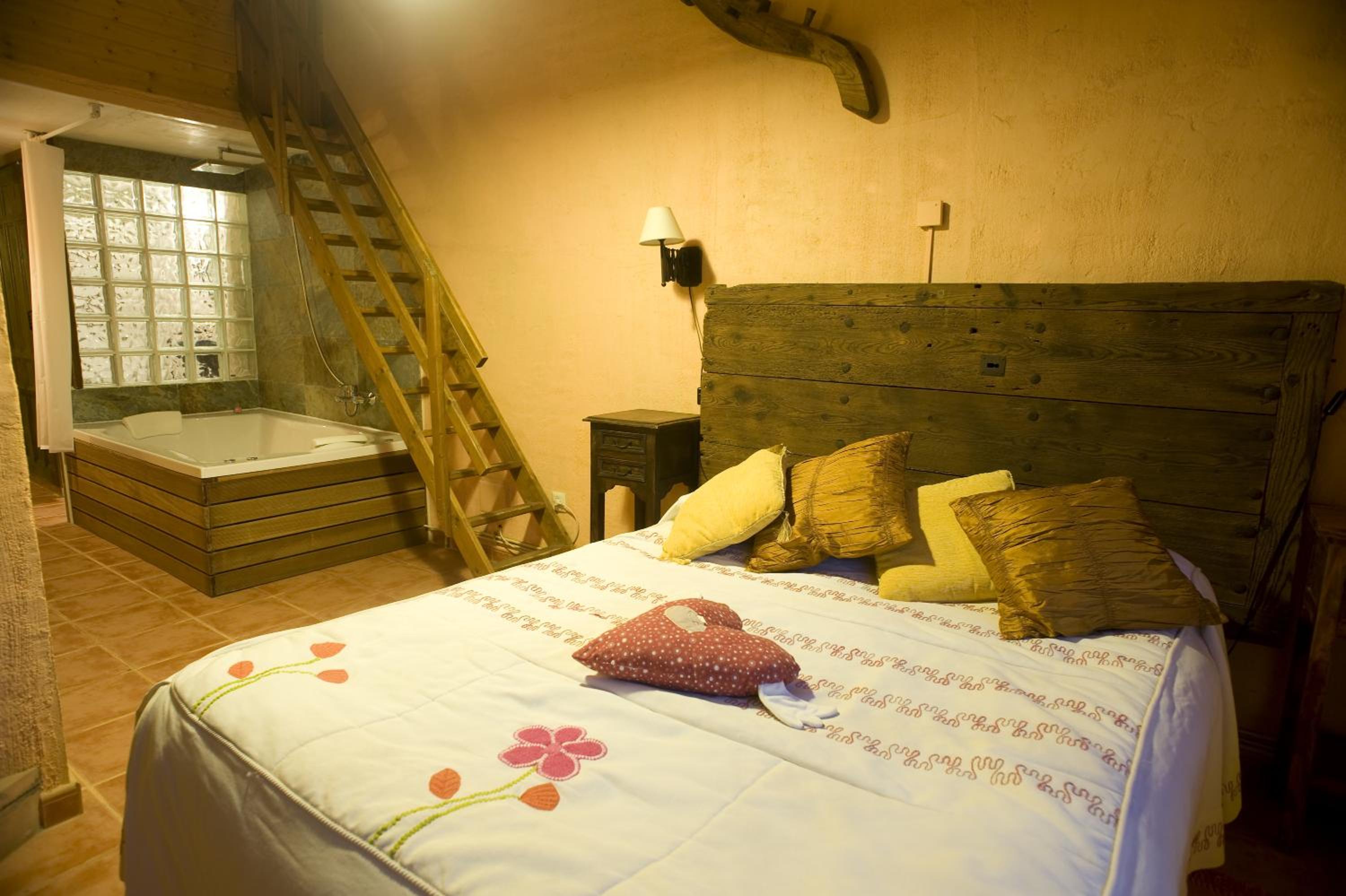 One-Bedroom Cottage with Hot Tub photo 3