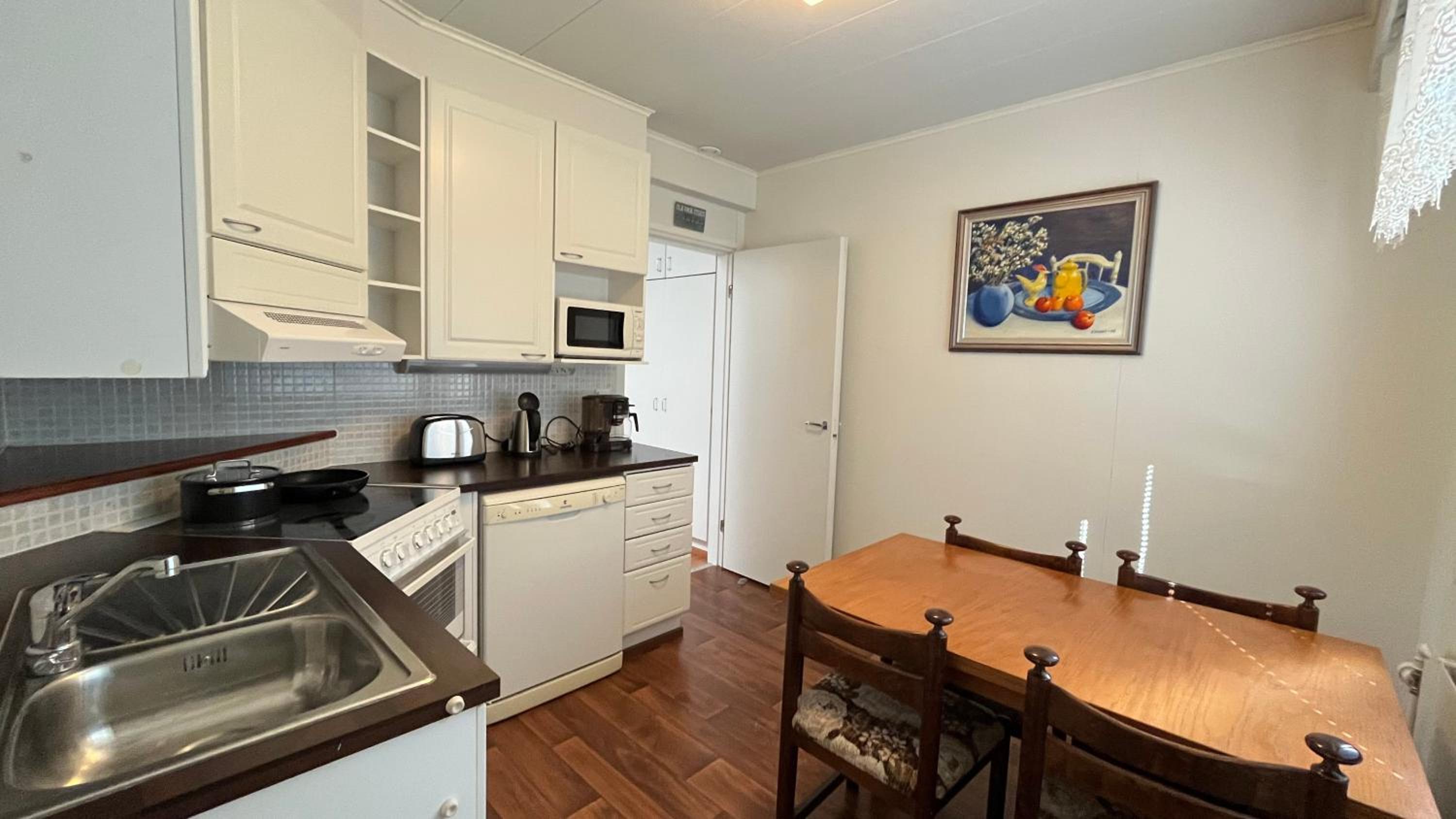 One-Bedroom Apartment photo 2