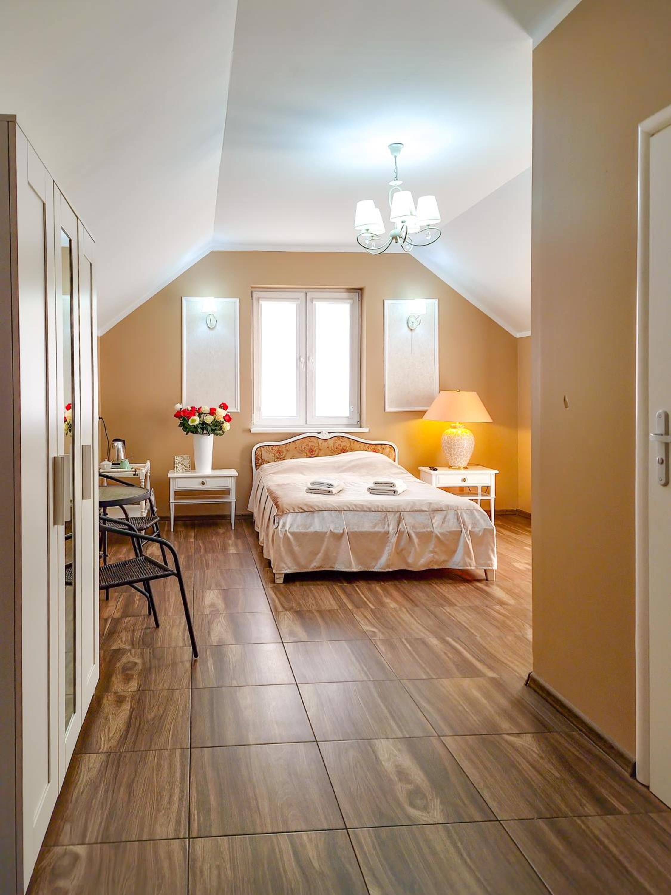 Deluxe Double Room with Balcony - Photo 8