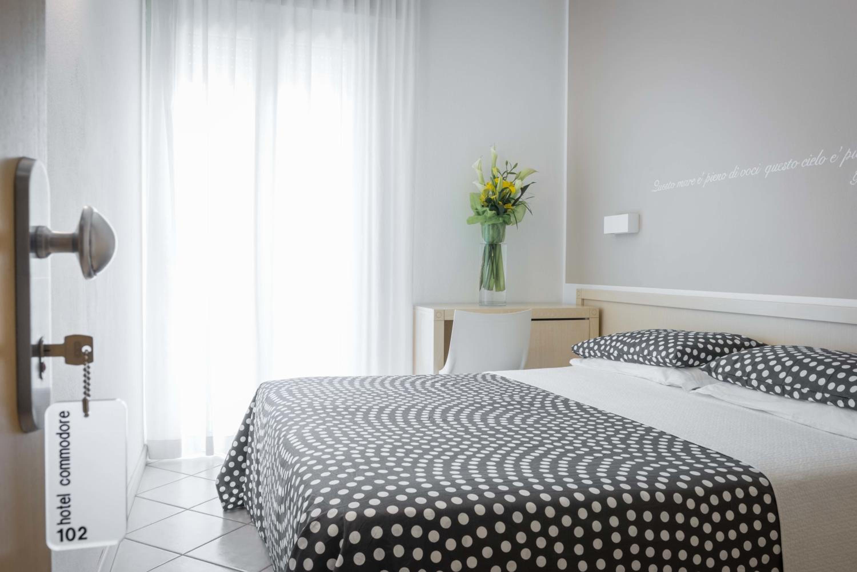 Standard Double or Twin Room with Side Sea View - Photo 5