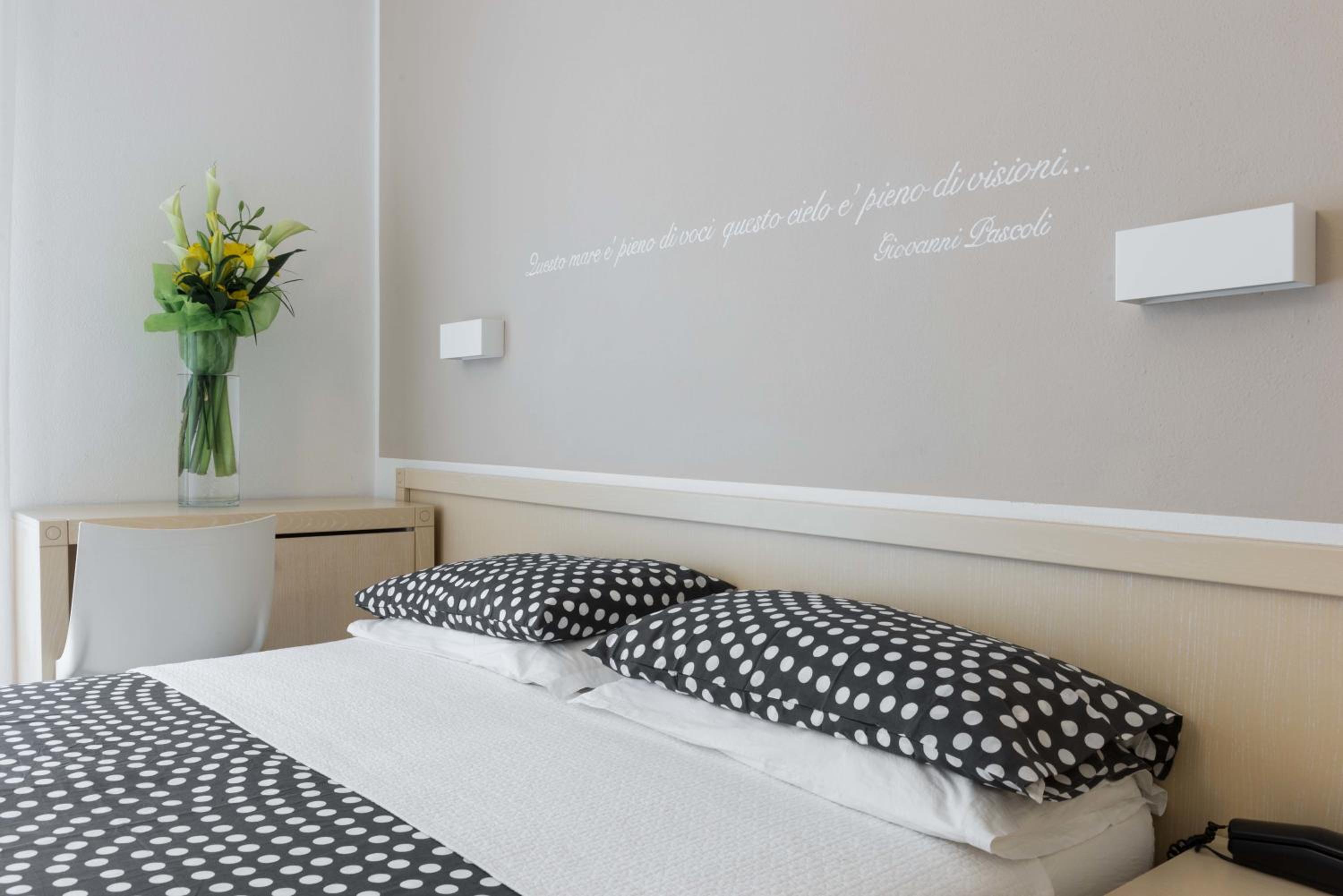 Standard Double or Twin Room with Side Sea View - Photo 7