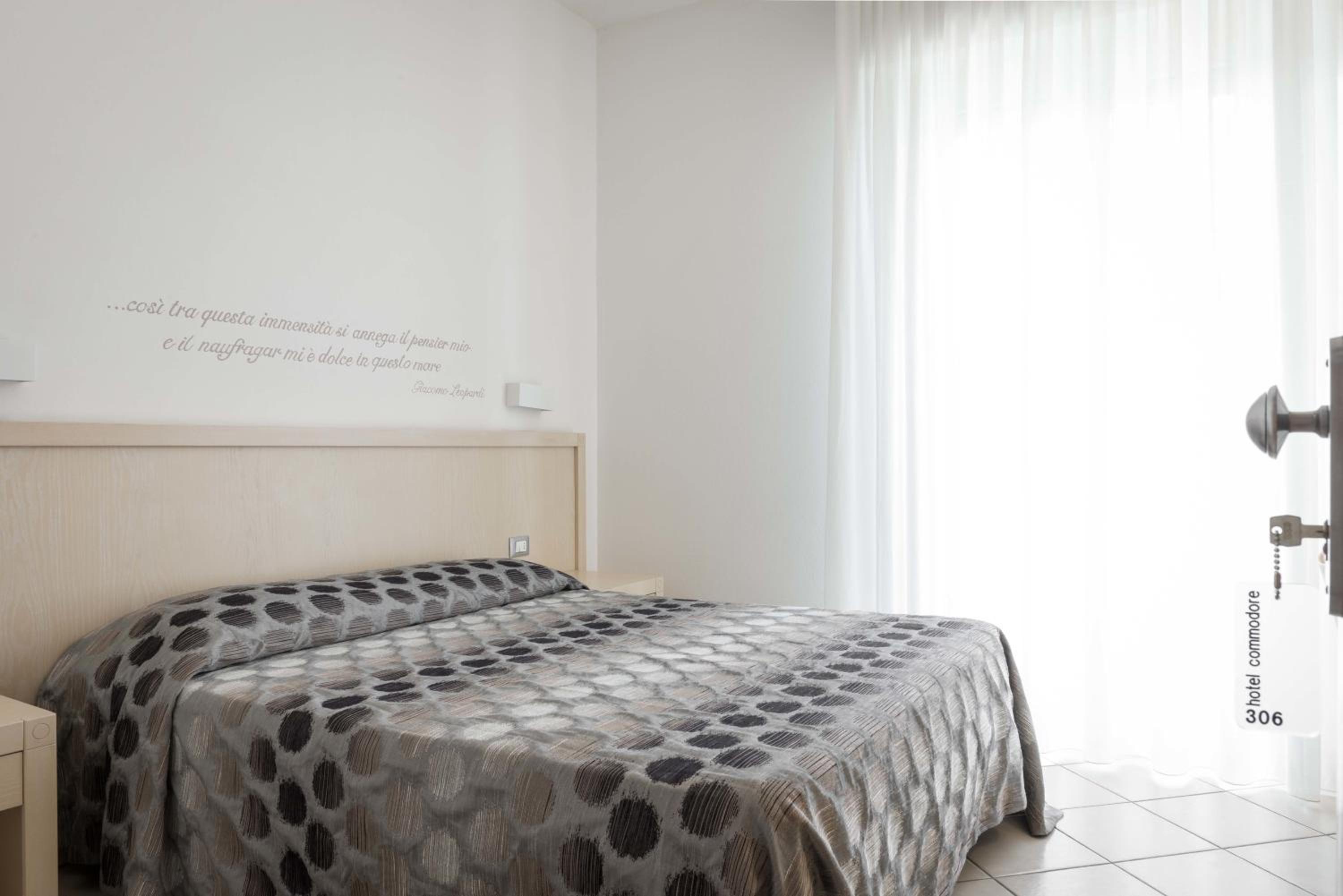 Standard Double or Twin Room with Side Sea View - Photo 4