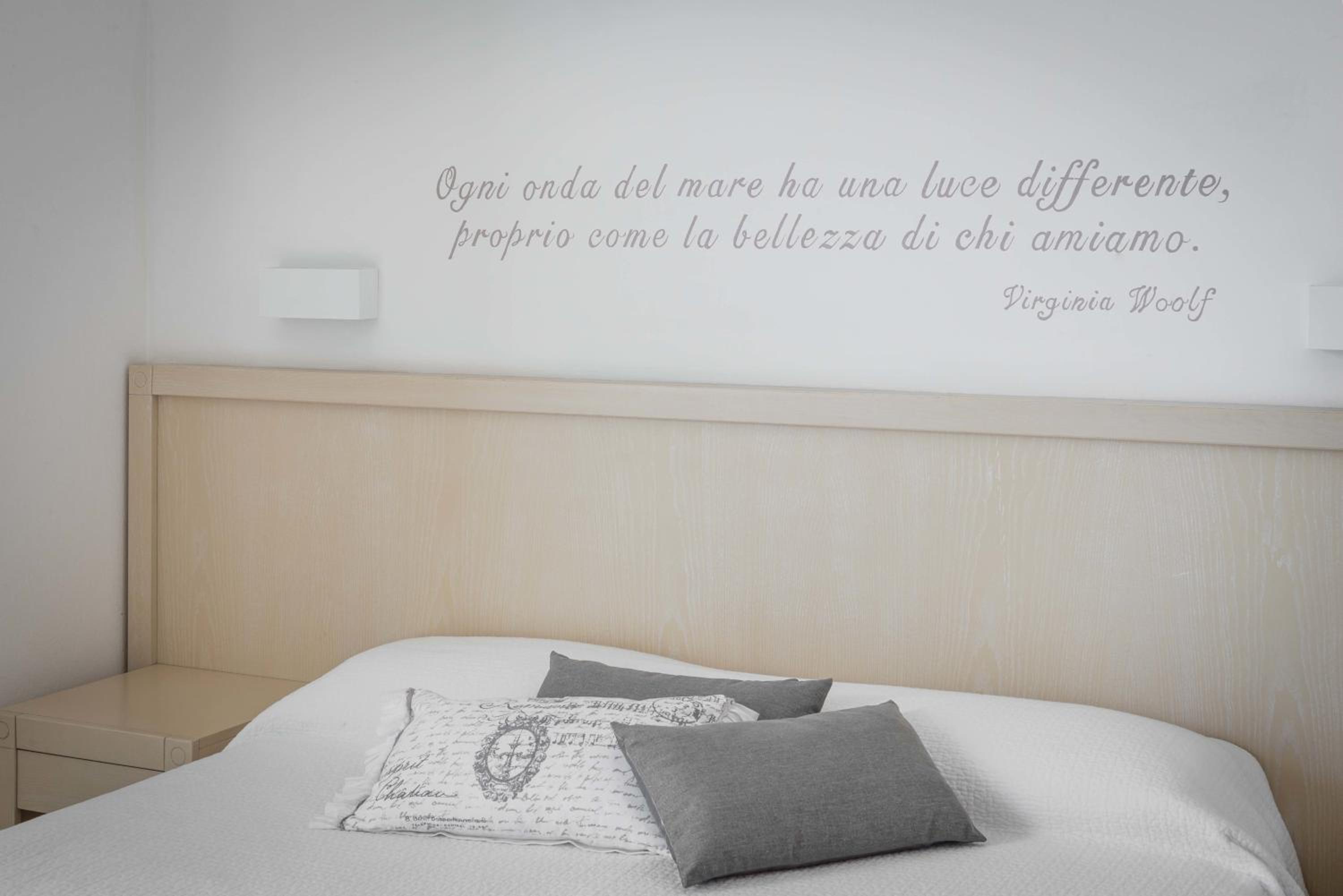 Standard Double or Twin Room with Side Sea View - Photo 1