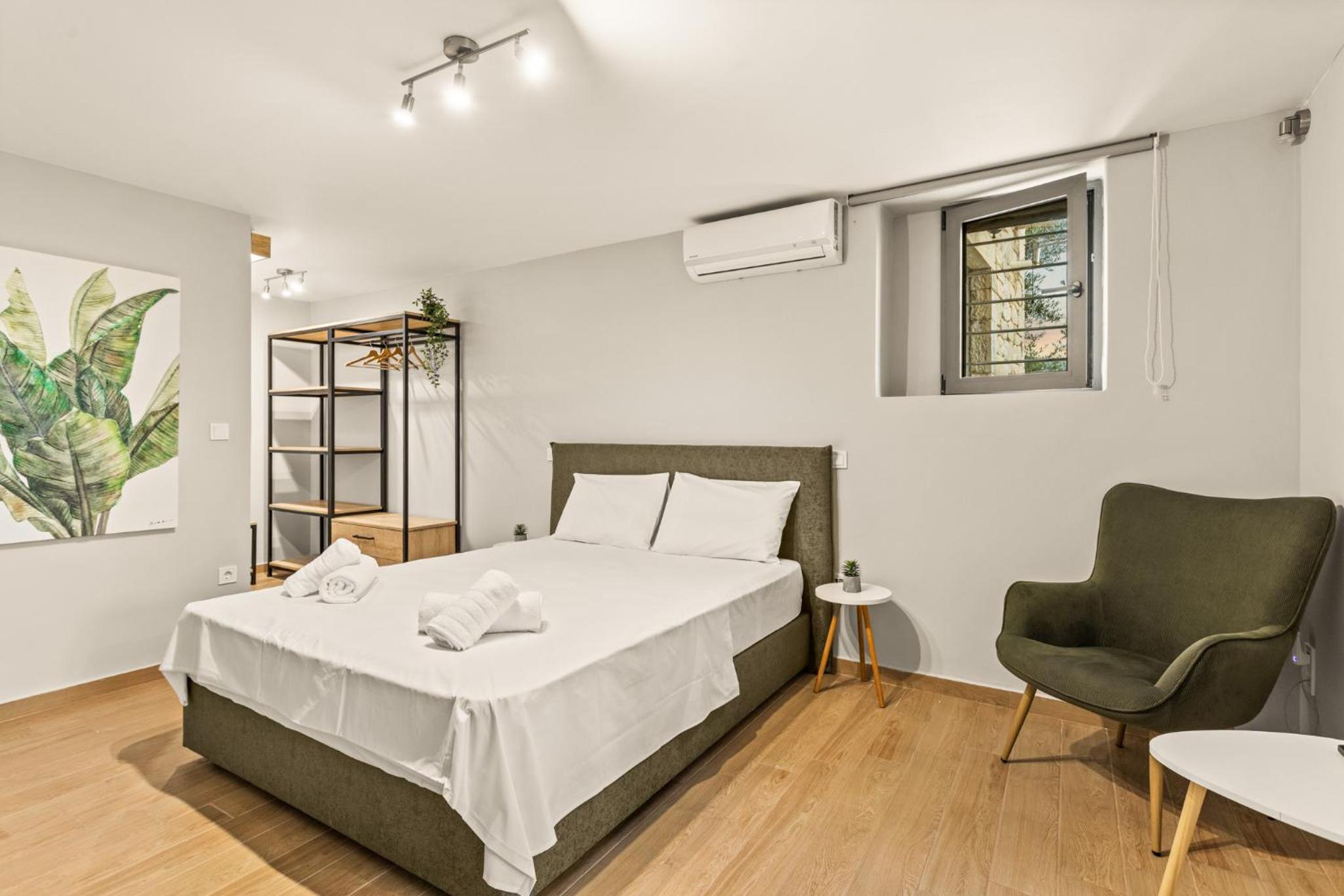 One-Bedroom Apartment photo 1