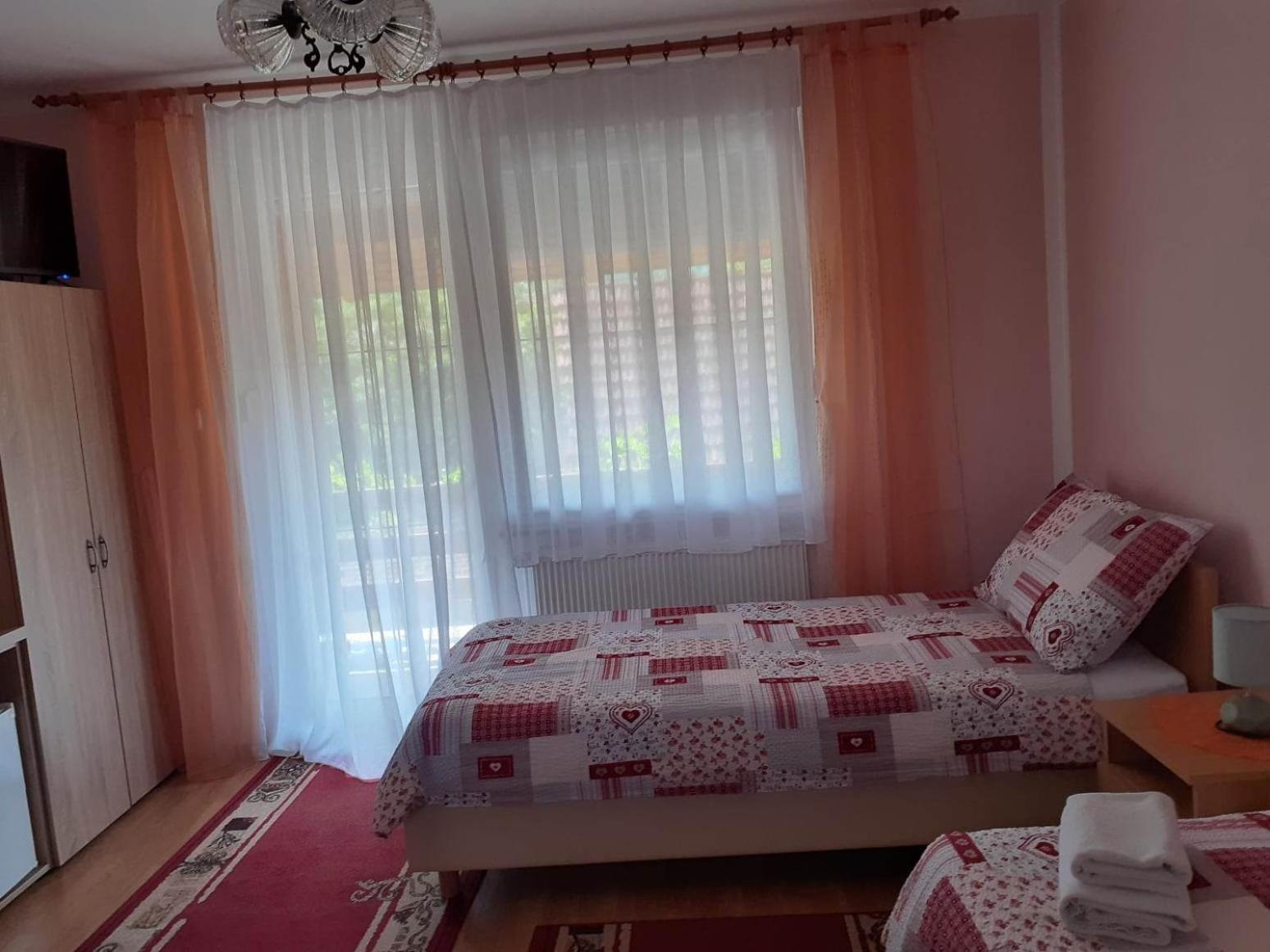 Twin Room with Bathroom - Photo 1