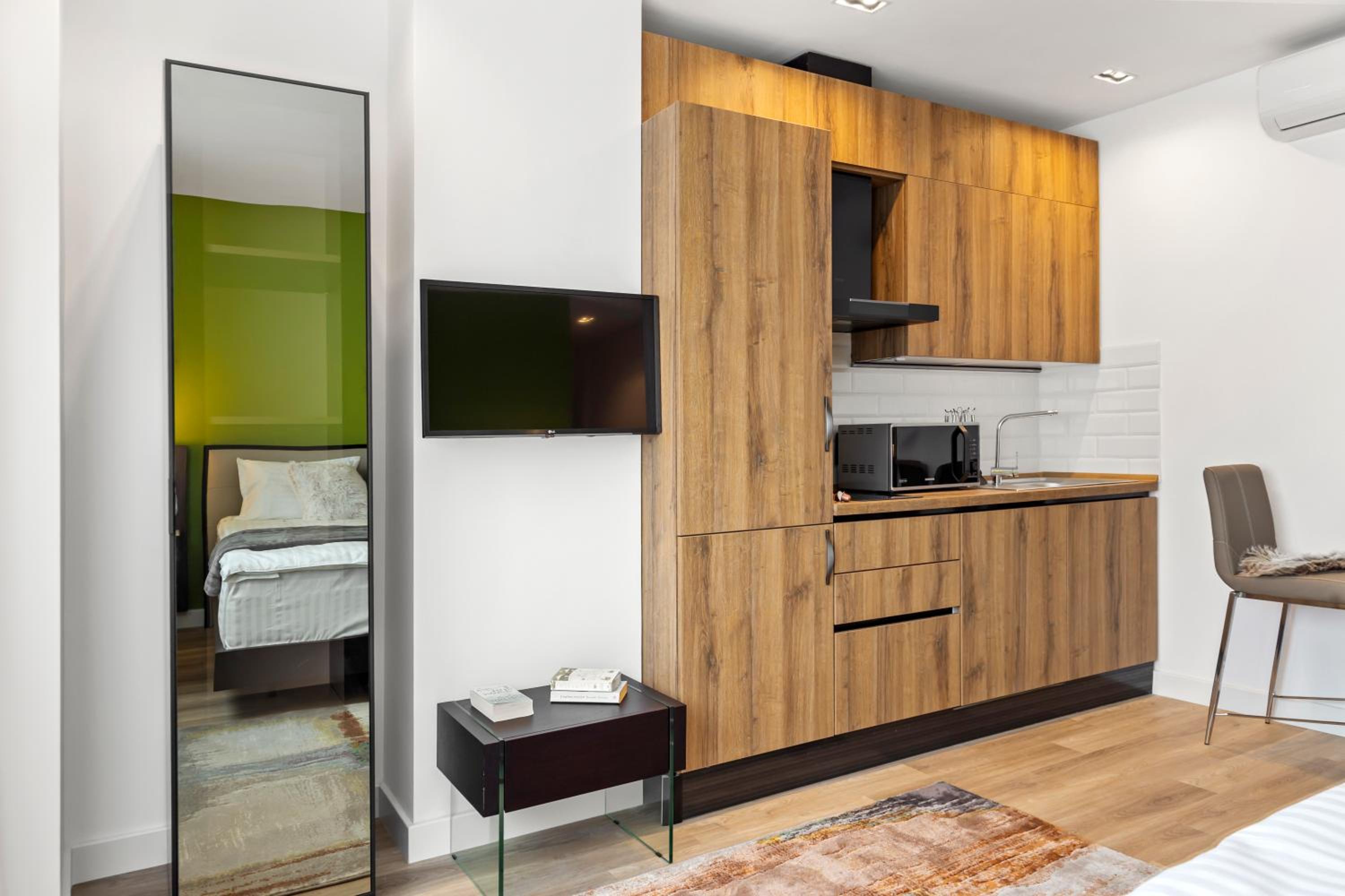 Deluxe King Room - Photo 12