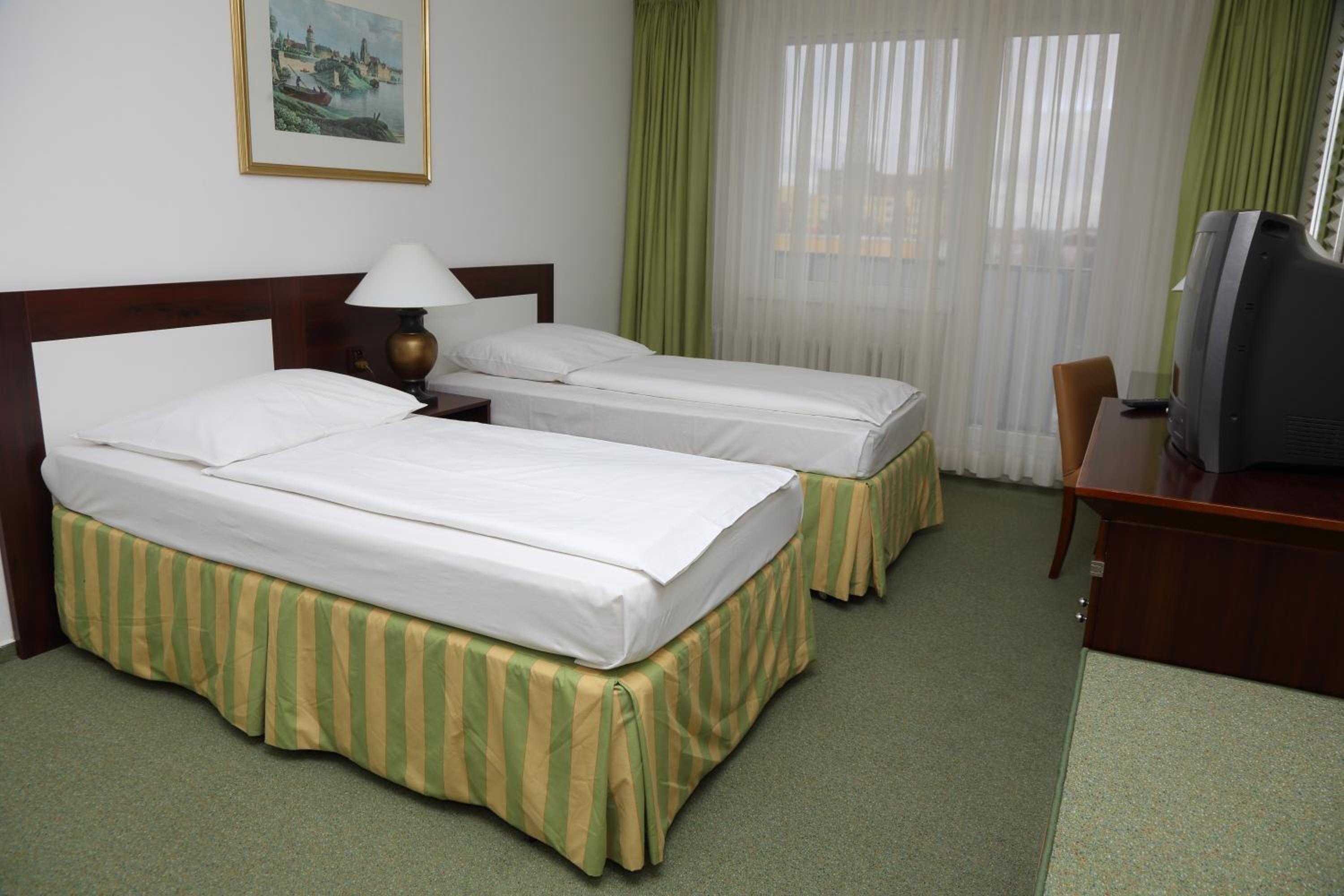 Business Twin Room - Photo 8