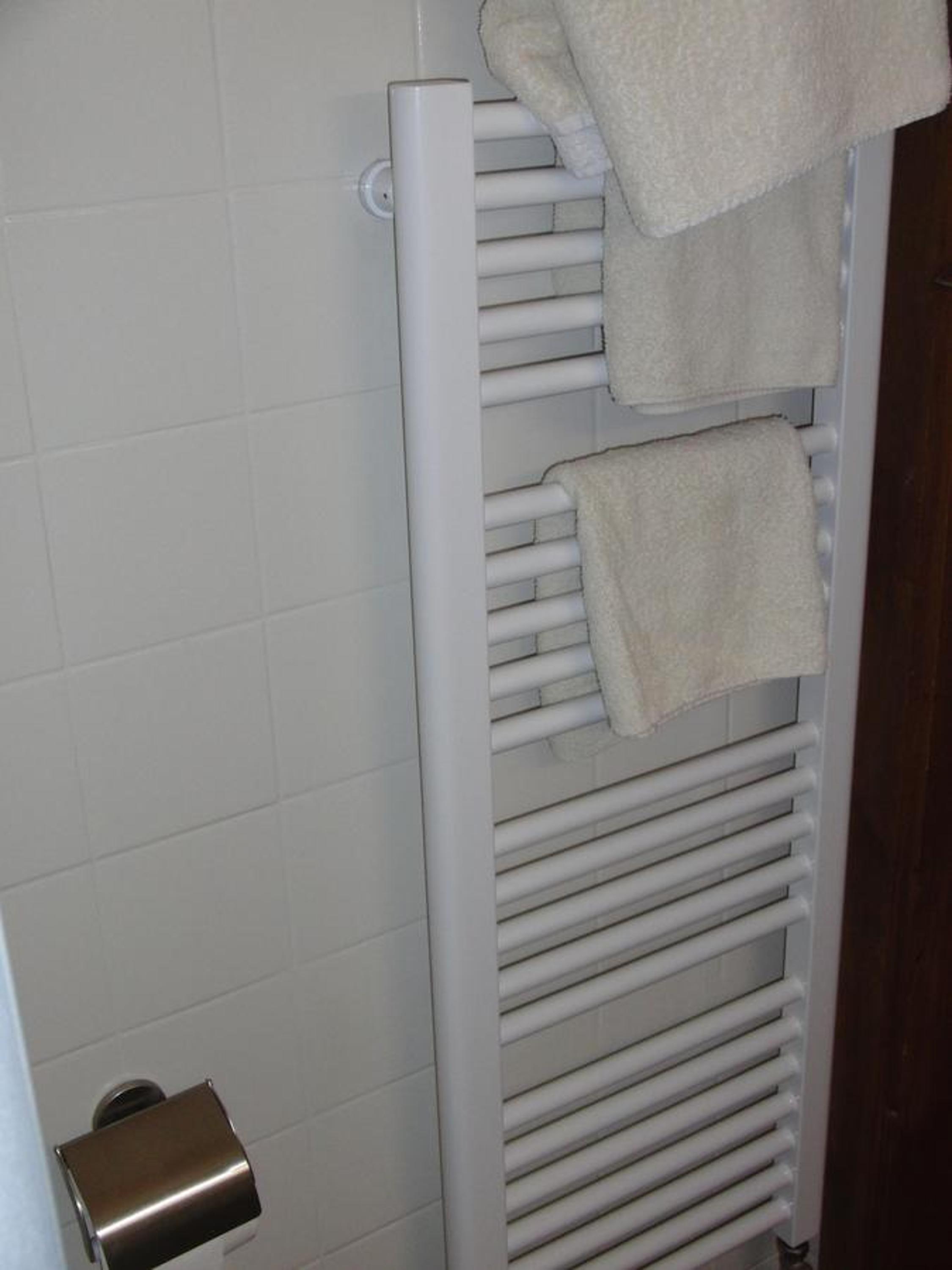 Double or Twin Room with Shower - Photo 4