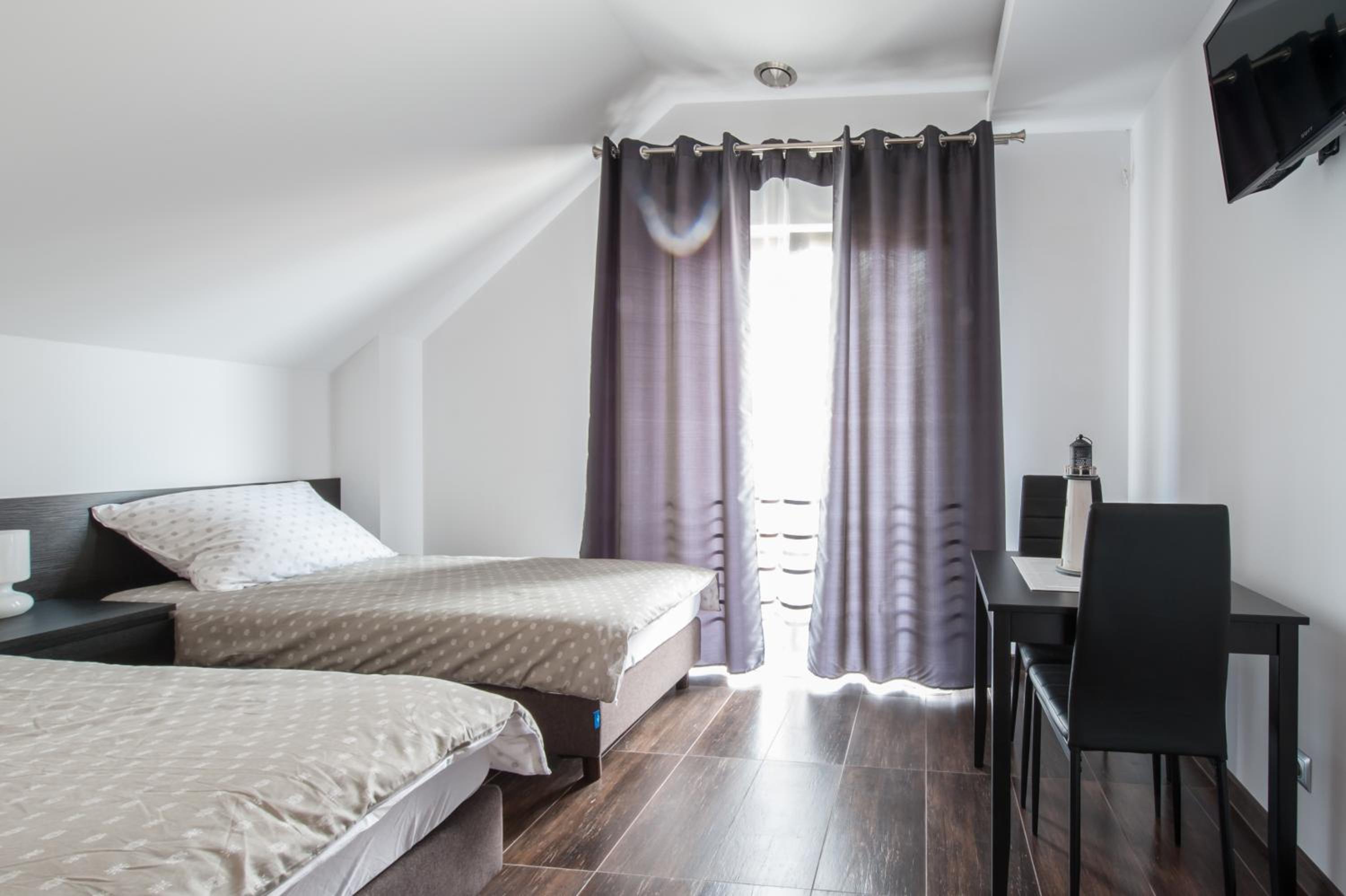 Standard Double or Twin Room with Balcony - Photo 7