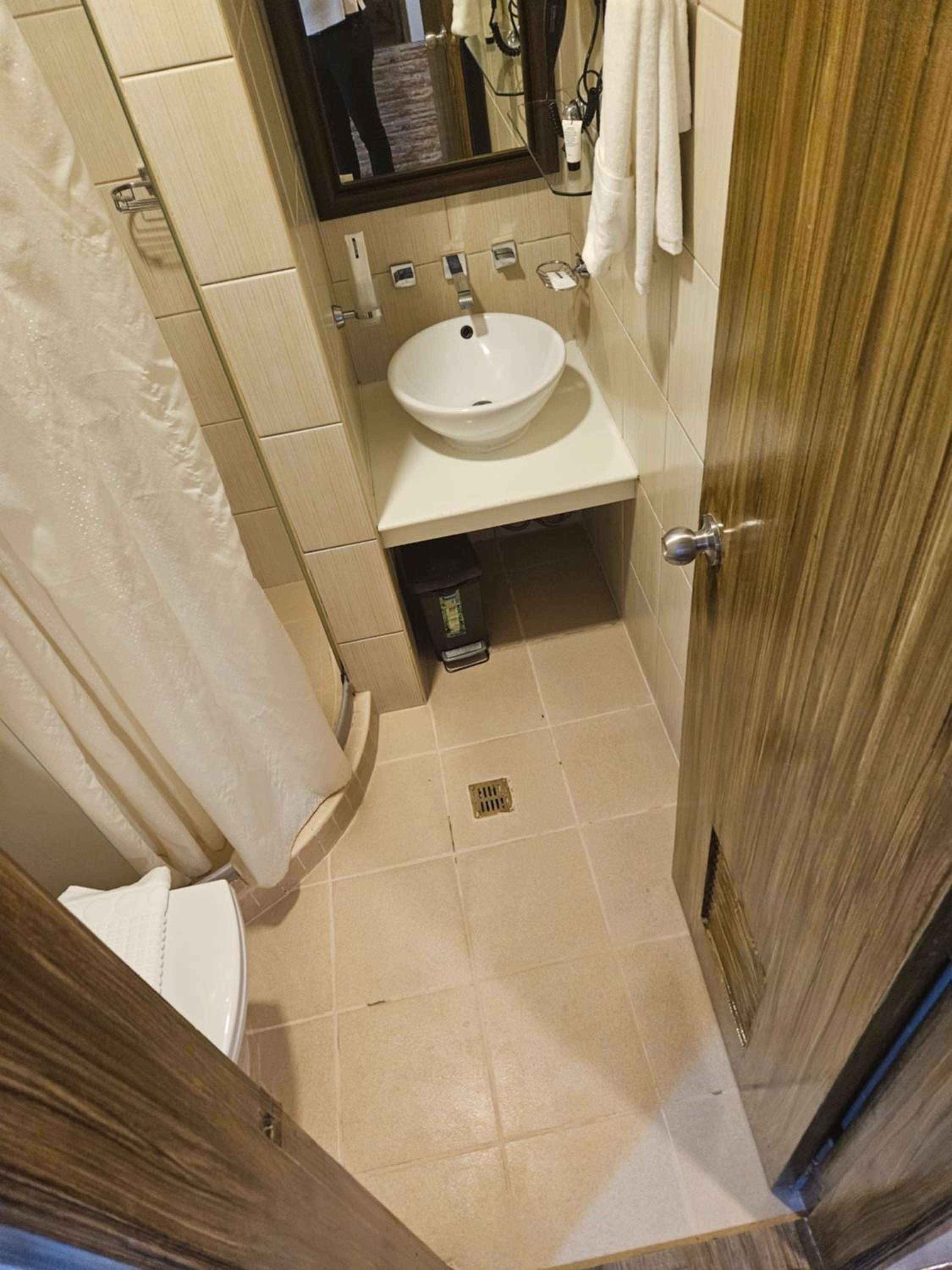Luxury One Bedroom - Photo 10