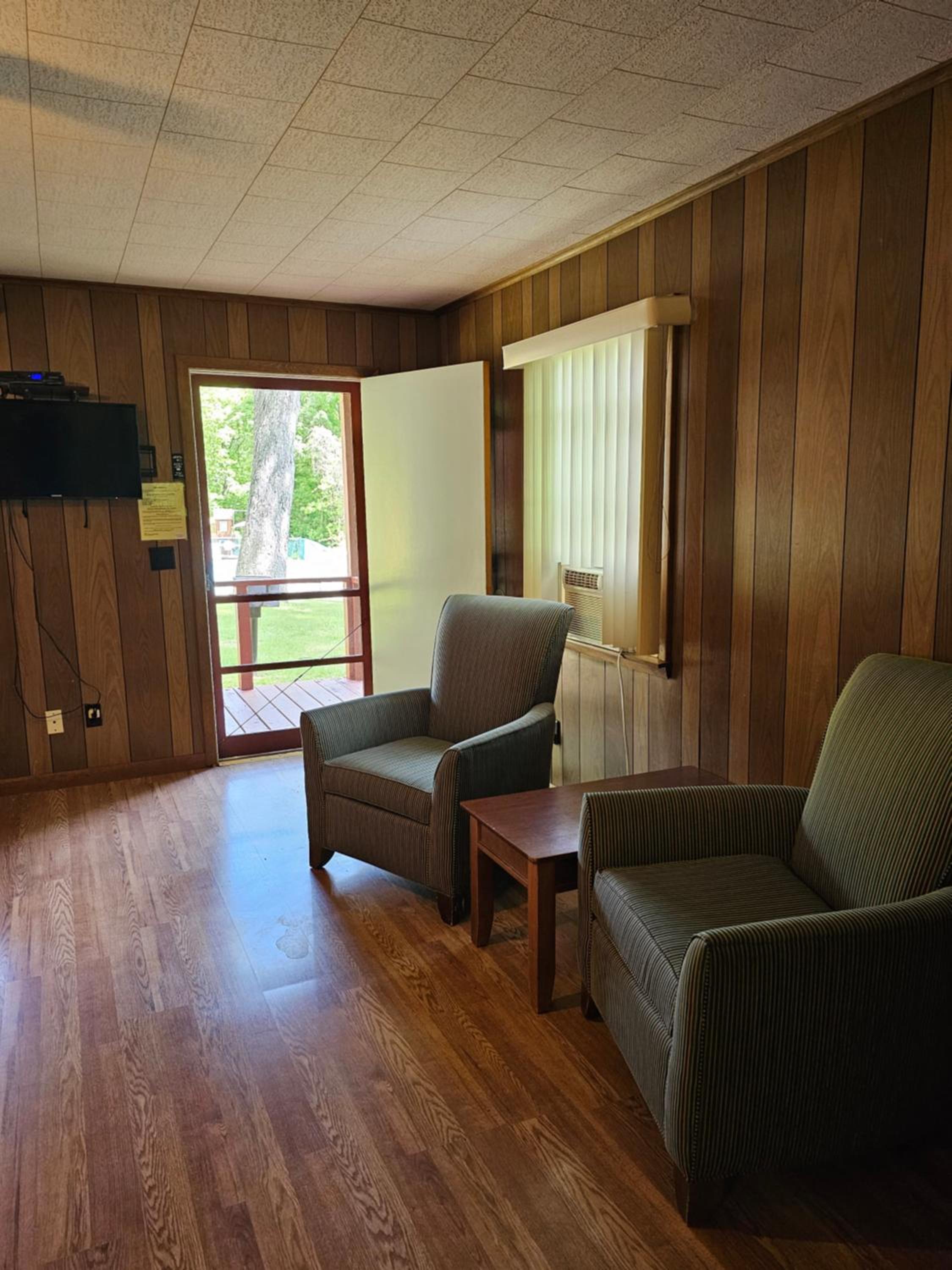 One-Bedroom Bungalow - Pool-Side photo 2