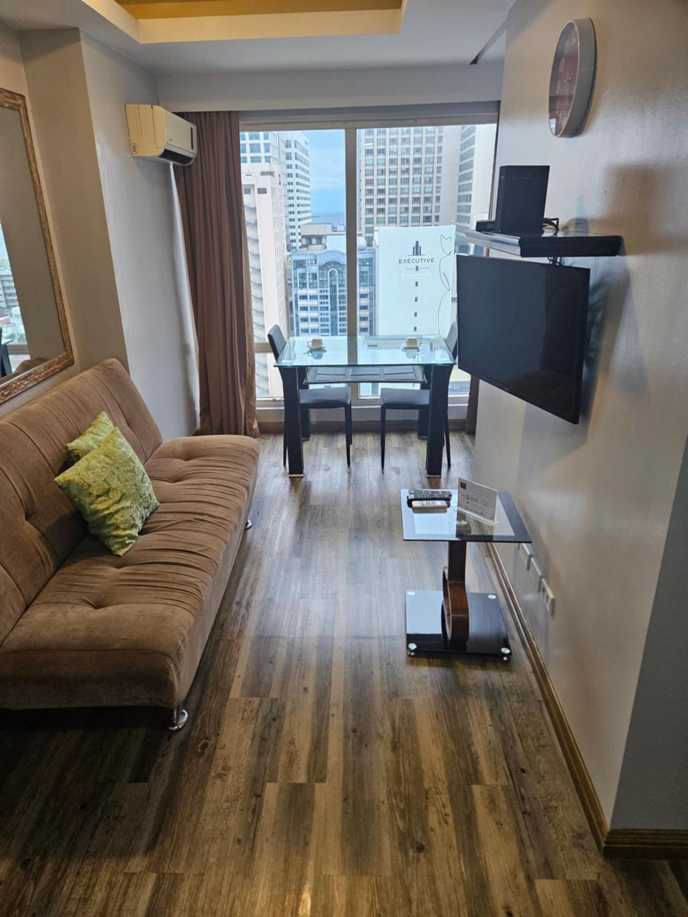 Luxury One Bedroom - Photo 3