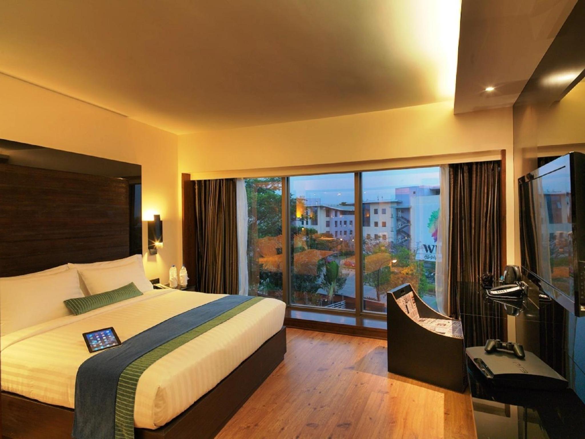 Executive Suite - Photo 2